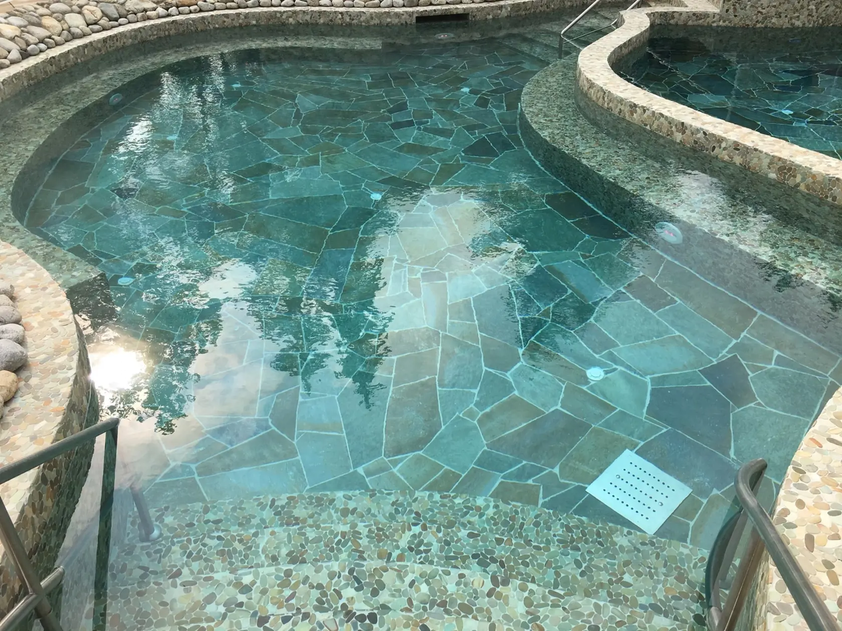 V pronárodnom duchu vybudovanej nové priestory Natural Spa ponúkajú možnosť vychutnať si nielen svet sáun, ale súčasťou sú i termálne vnútorné a vonkajšie bazény.
