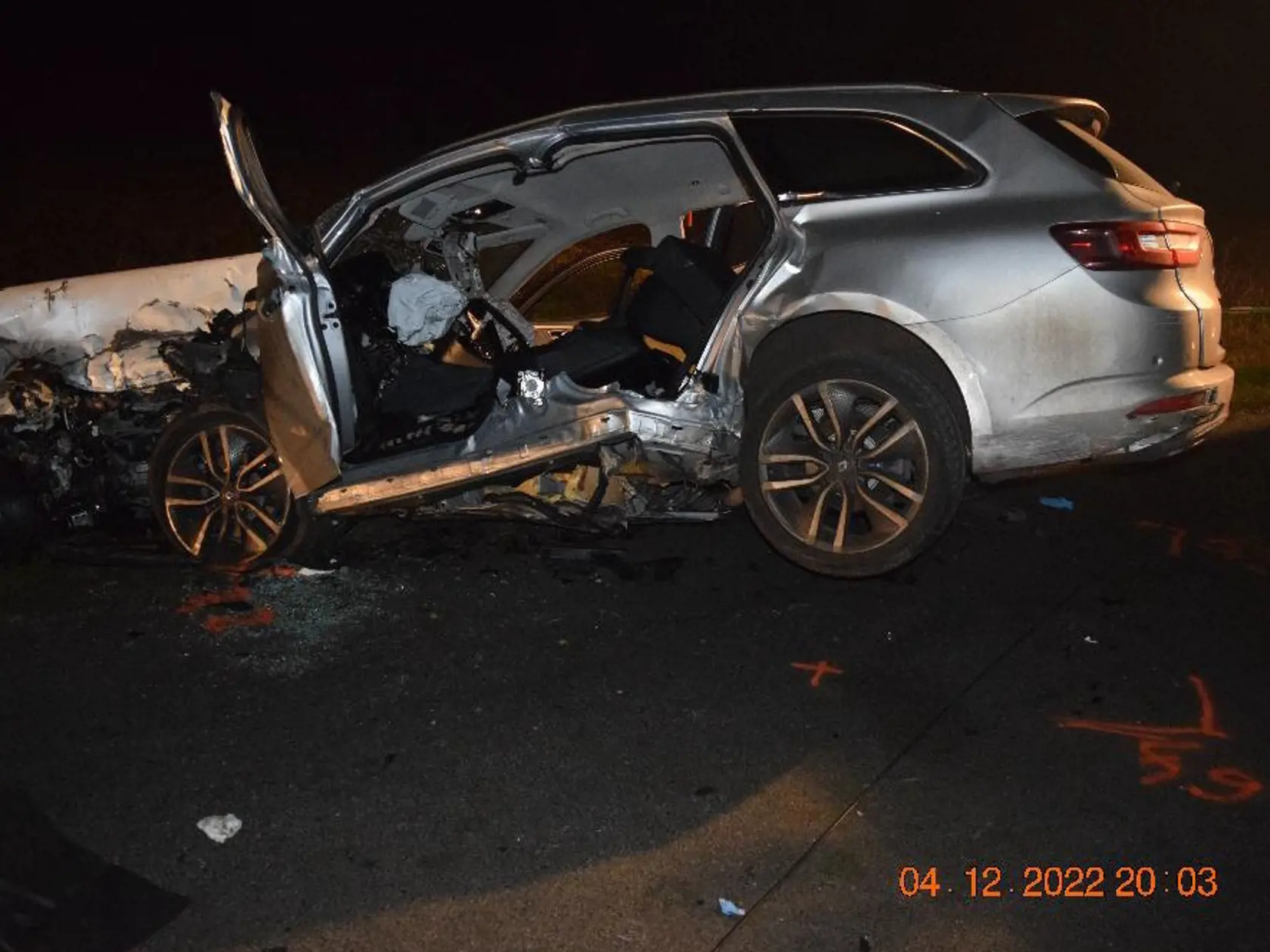 Na snímke vrak osobného auta po tragickej čelnej zrážke dvoch osobných motorových vozidiel v Behynciach, mestskej časti Tornale (okres Revúca), ku ktorej došlo v nedeľu podvečer 4. decembra 2022. Dopravná nehoda, ktorá je v štádiu vyšetrovania, si vyžiadala štyri obete. FOTO TASR - KR PZ v Banskej Bystrici, 5. decembra 2022
