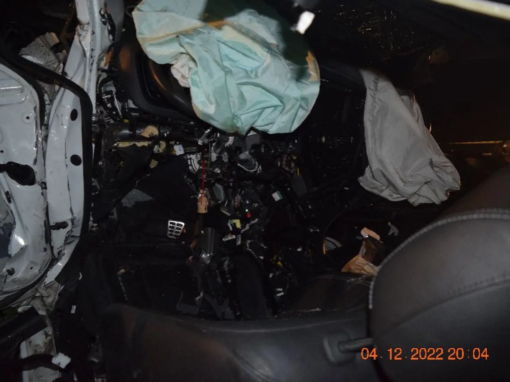 Na snímke vrak osobného auta po tragickej čelnej zrážke dvoch osobných motorových vozidiel v Behynciach, mestskej časti Tornale (okres Revúca), ku ktorej došlo v nedeľu podvečer 4. decembra 2022. Dopravná nehoda, ktorá je v štádiu vyšetrovania, si vyžiadala štyri obete. FOTO TASR - KR PZ v Banskej Bystrici, 5. decembra 2022
