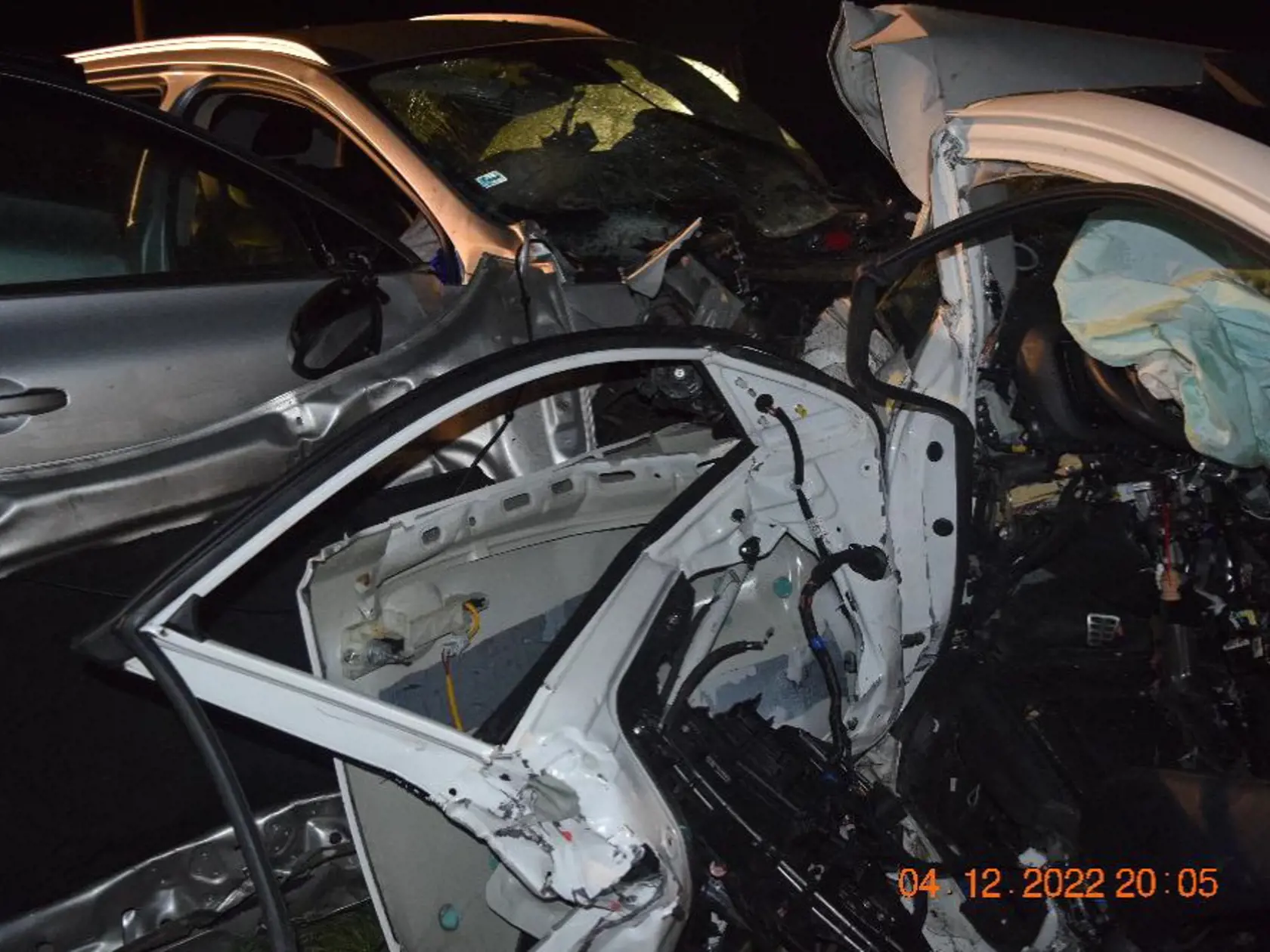 Na snímke tragická čelná zrážka dvoch osobných motorových vozidiel v Behynciach, mestskej časti Tornale (okres Revúca), ku ktorej došlo v nedeľu podvečer 4. decembra 2022. Dopravná nehoda, ktorá je v štádiu vyšetrovania, si vyžiadala štyri obete. FOTO TASR - KR PZ v Banskej Bystrici, 5. decembra 2022

