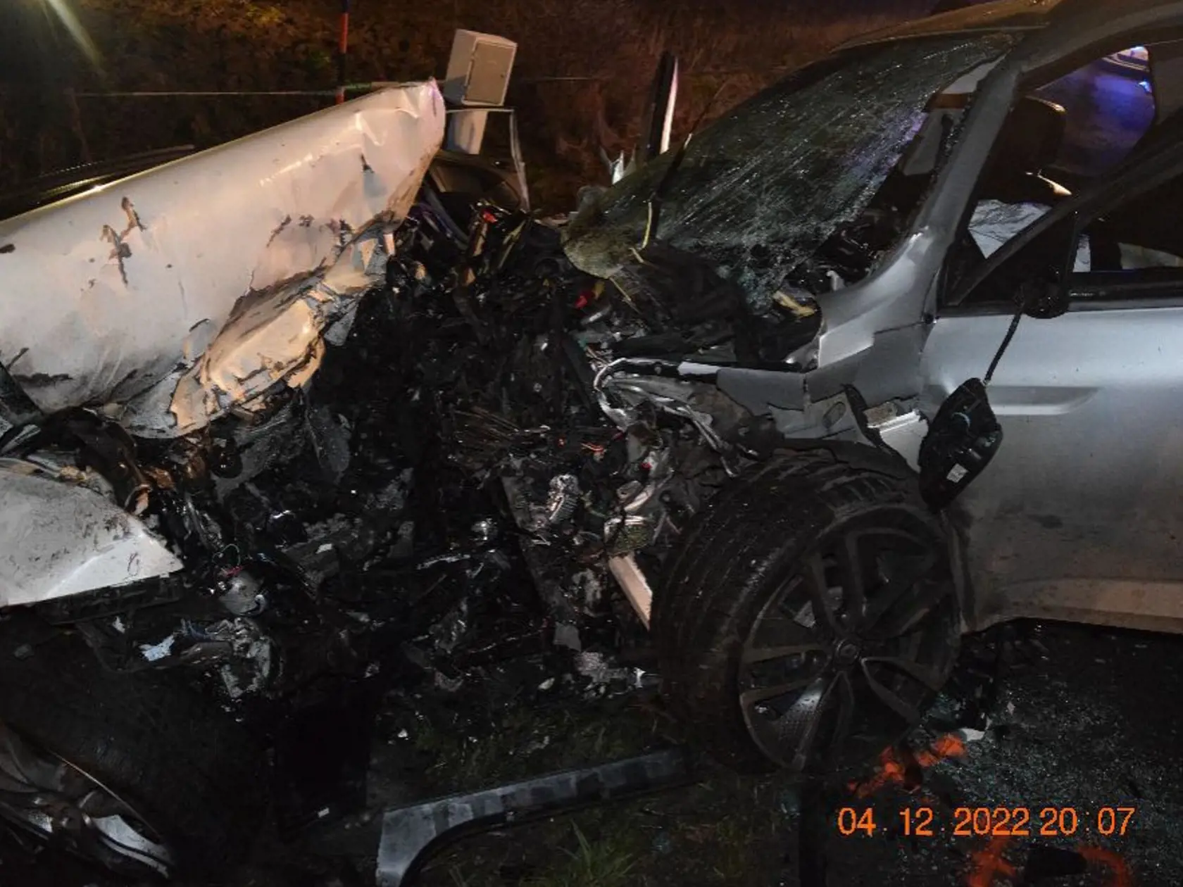 Na snímke tragická čelná zrážka dvoch osobných motorových vozidiel v Behynciach, mestskej časti Tornale (okres Revúca), ku ktorej došlo v nedeľu podvečer 4. decembra 2022. Dopravná nehoda, ktorá je v štádiu vyšetrovania, si vyžiadala štyri obete. FOTO TASR - KR PZ v Banskej Bystrici, 5. decembra 2022
