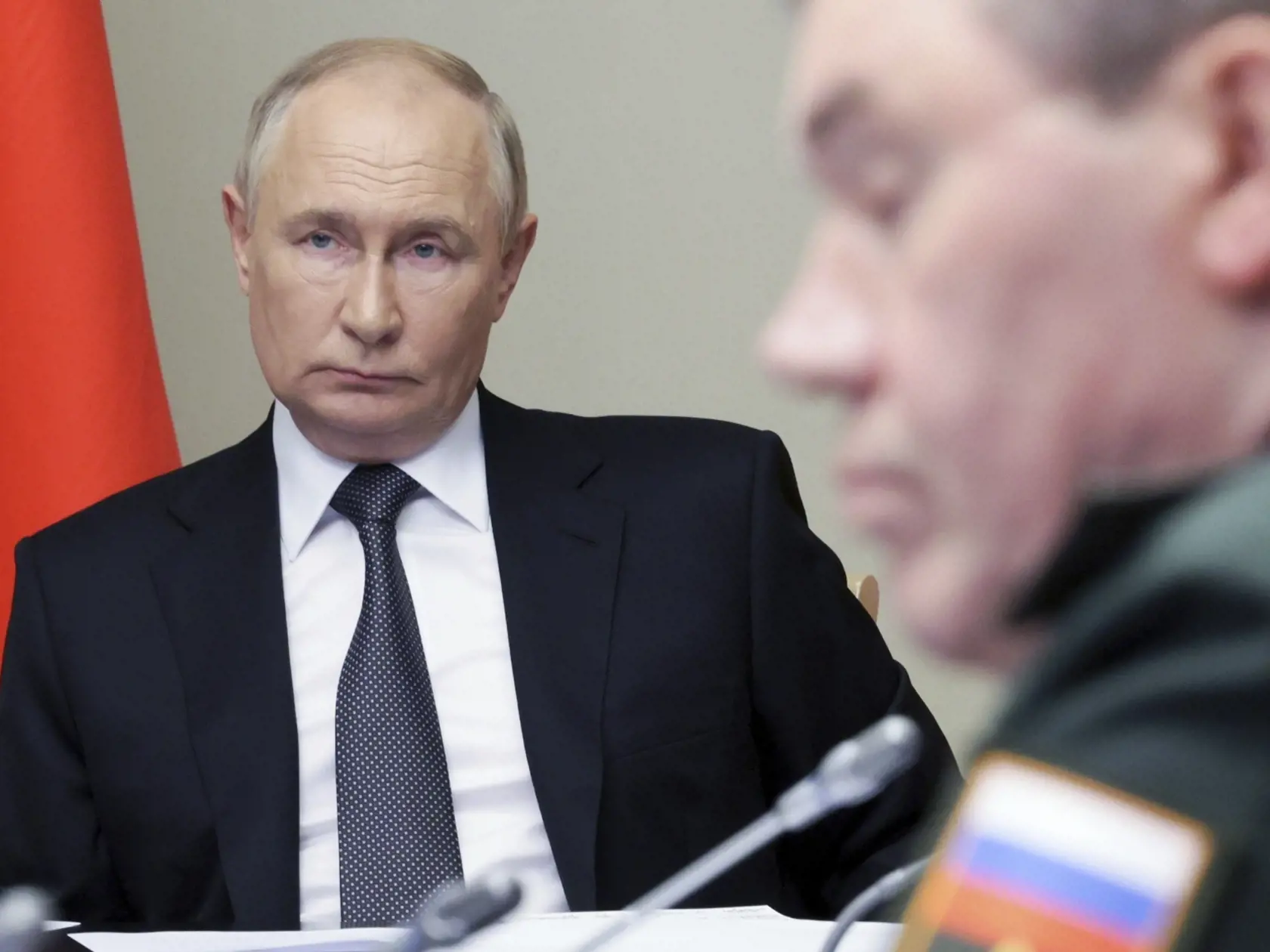 Ruský prezident Vladimir Putin (vľavo) počúva na schôdzke s najvyššími vojenskými a bezpečnostnými predstaviteľmi o situácii v Kurskej a Belgorodskej oblasti v rezidencii na predmestí Moskvy v pondelok 12. augusta 2024.