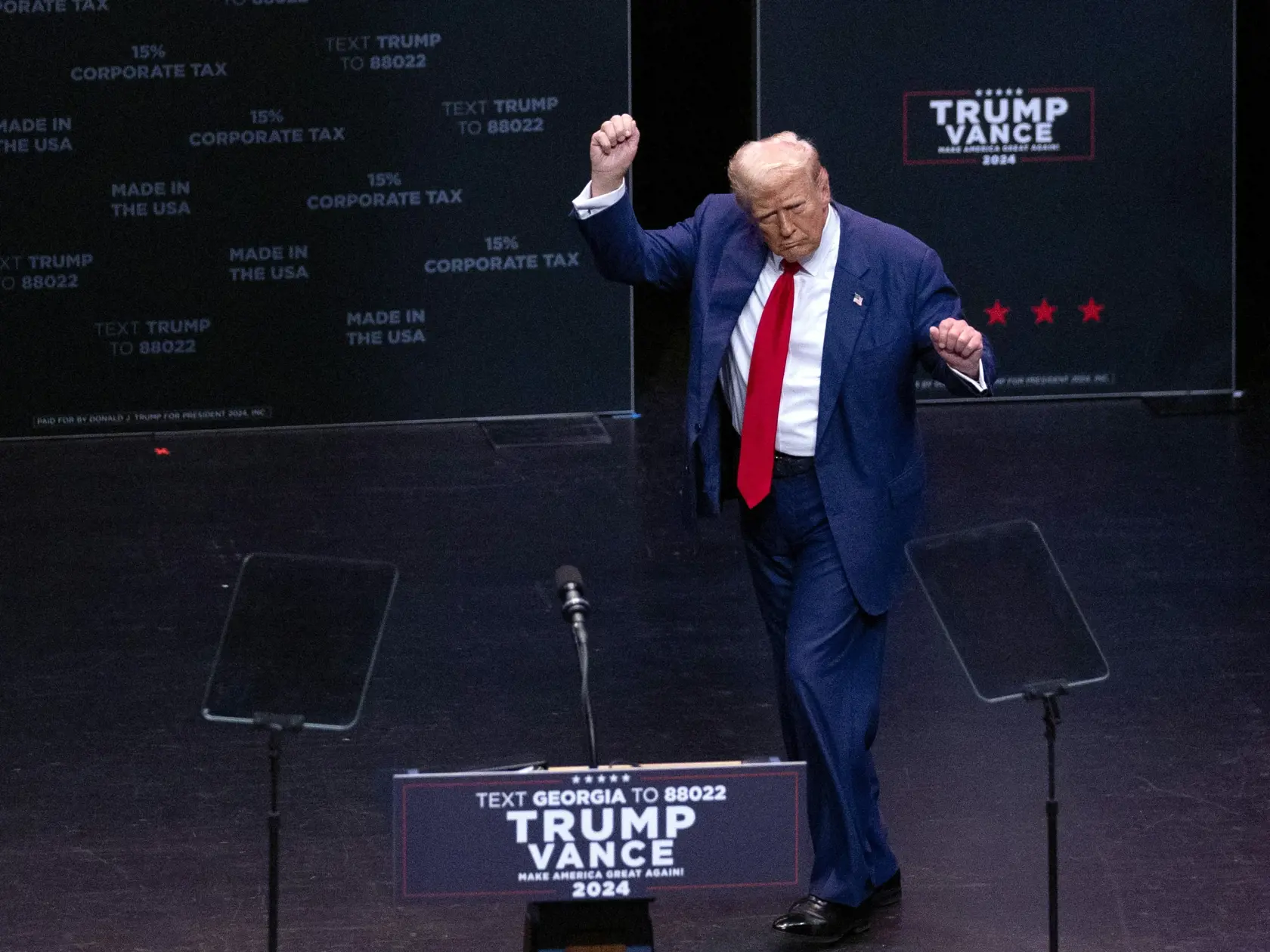 WA 21 Savannah - Republikánsky kandidát na prezidenta USA a bývalý americký prezident Donald Trump tancuje na pódiu po prejave na predvolebnom zhromaždení v meste Savannah v americkom štáte Georgia v utorok 24. septembra 2024. FOTO TASR/AP 


Republican presidential nominee former President Donald Trump dances after speaking at a campaign event Tuesday, Sept. 24, 2024, in Savannah, Ga. (AP Photo/John Bazemore)