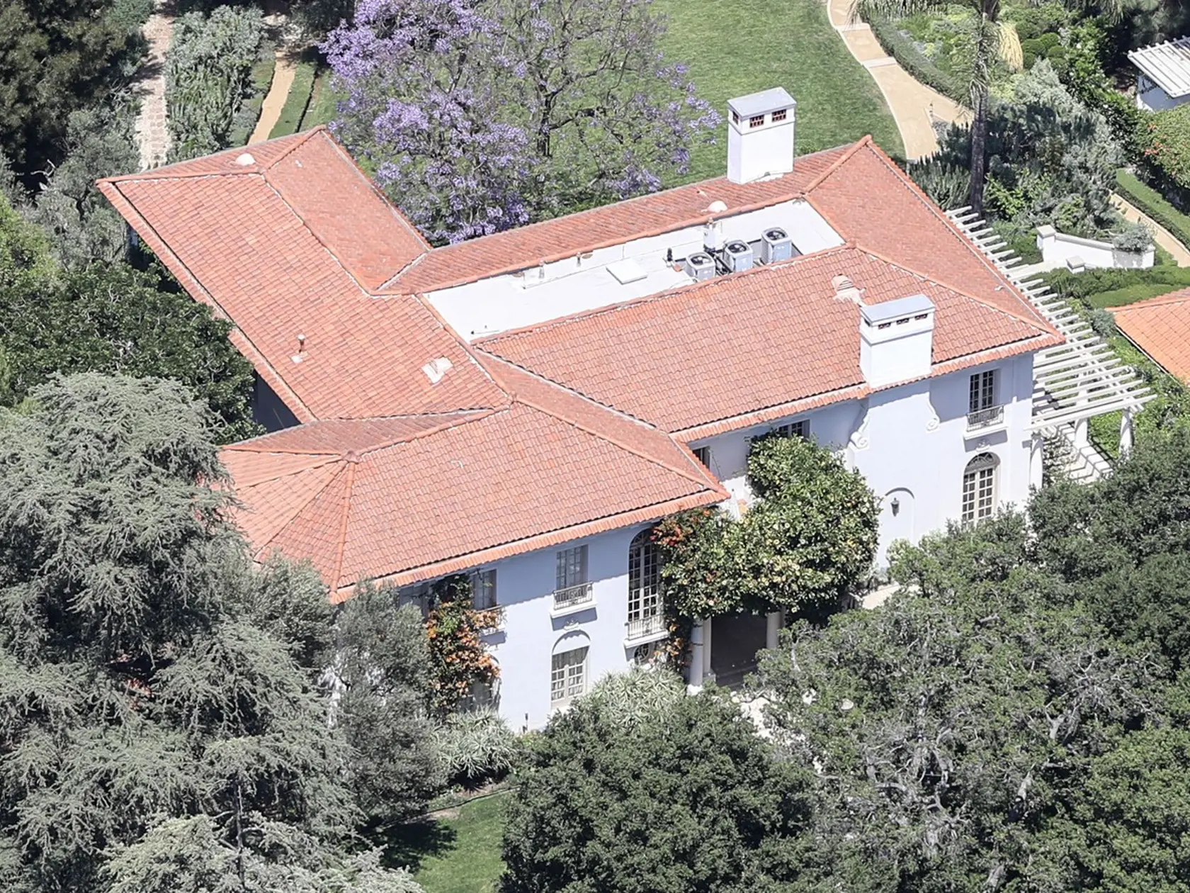 Angelina Jolie kúpila vilu za 25 miliónov dolárov minulý rok. Od domova Pitta je vzdialená necelých 5 minút peši.