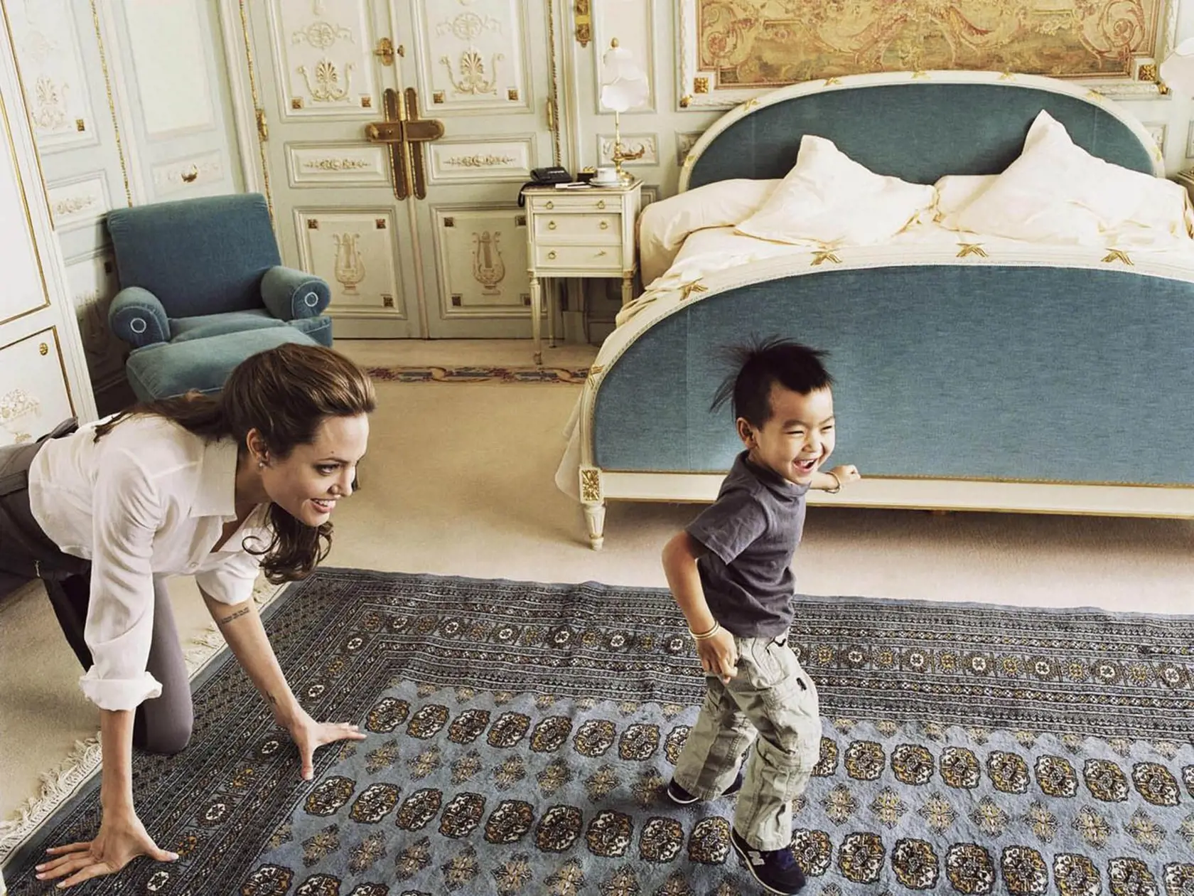 Supermama Angelina Jolie (45) v spálni.