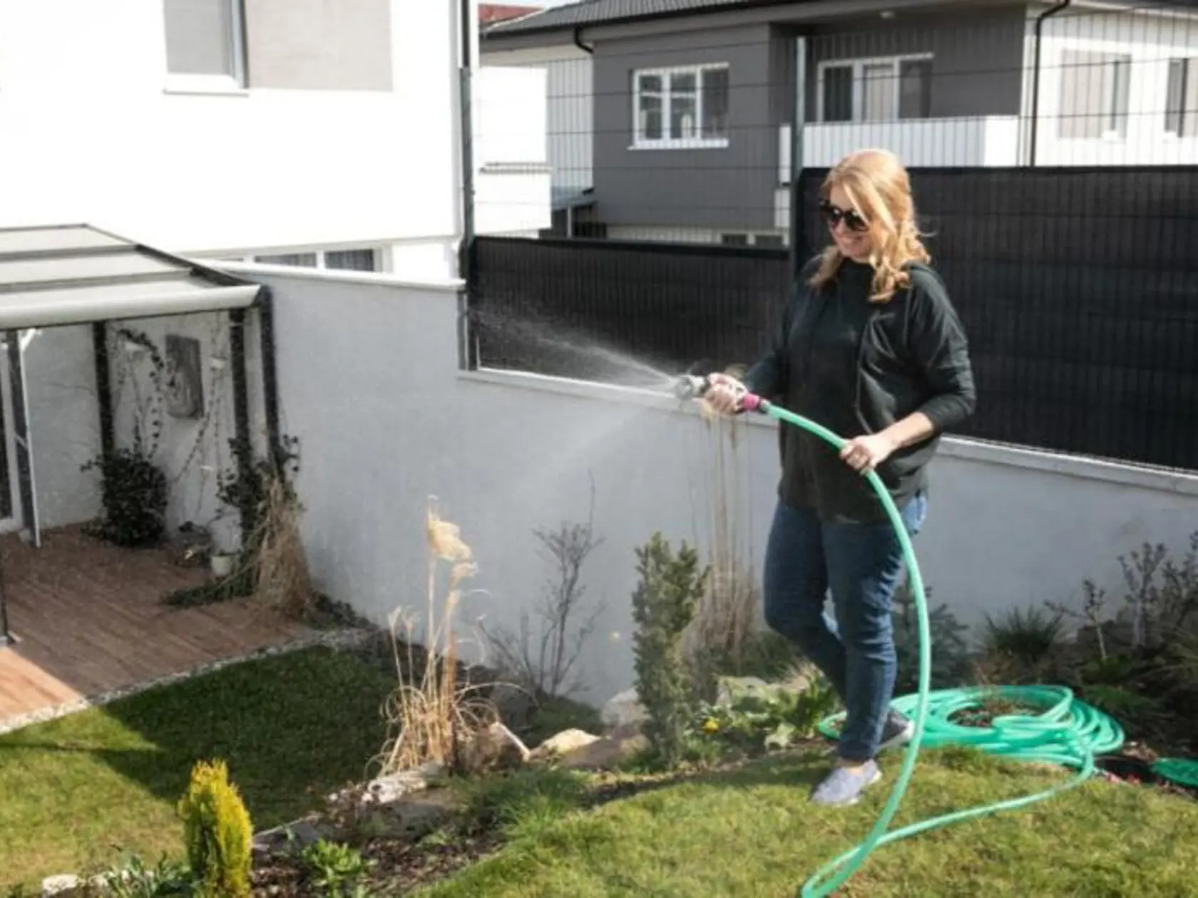 Zuzana Čaputová najradšej relaxuje na záhrade.