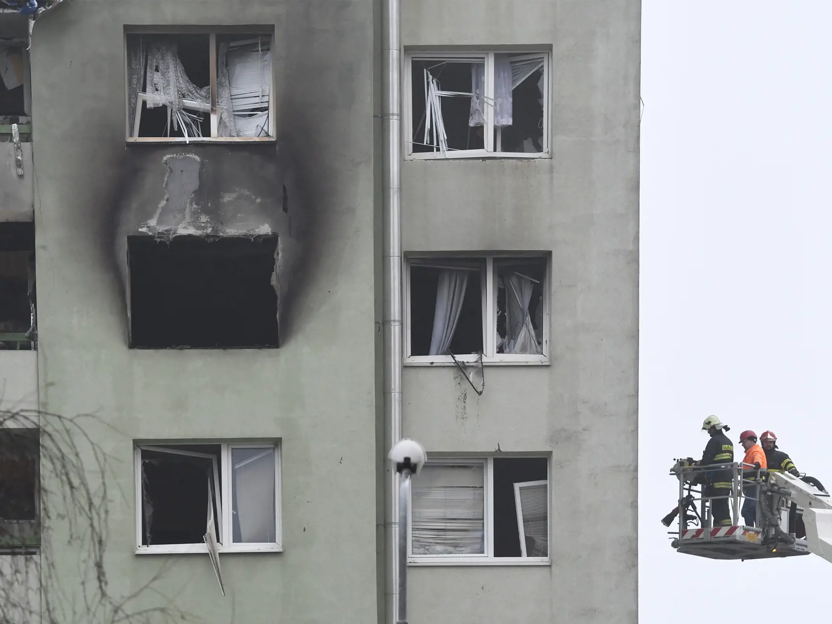 Na snímke obhliadka bytovky po výbuchu plynu v Prešove zo dňa 6. decembra 2019. Okolo bytovky na Mukačevskej ulici v Prešove sa taktiež 9. decembra 2019 postavil plot. Prešov 9. decembra 2019 FOTO TASR – Milan Kapusta

