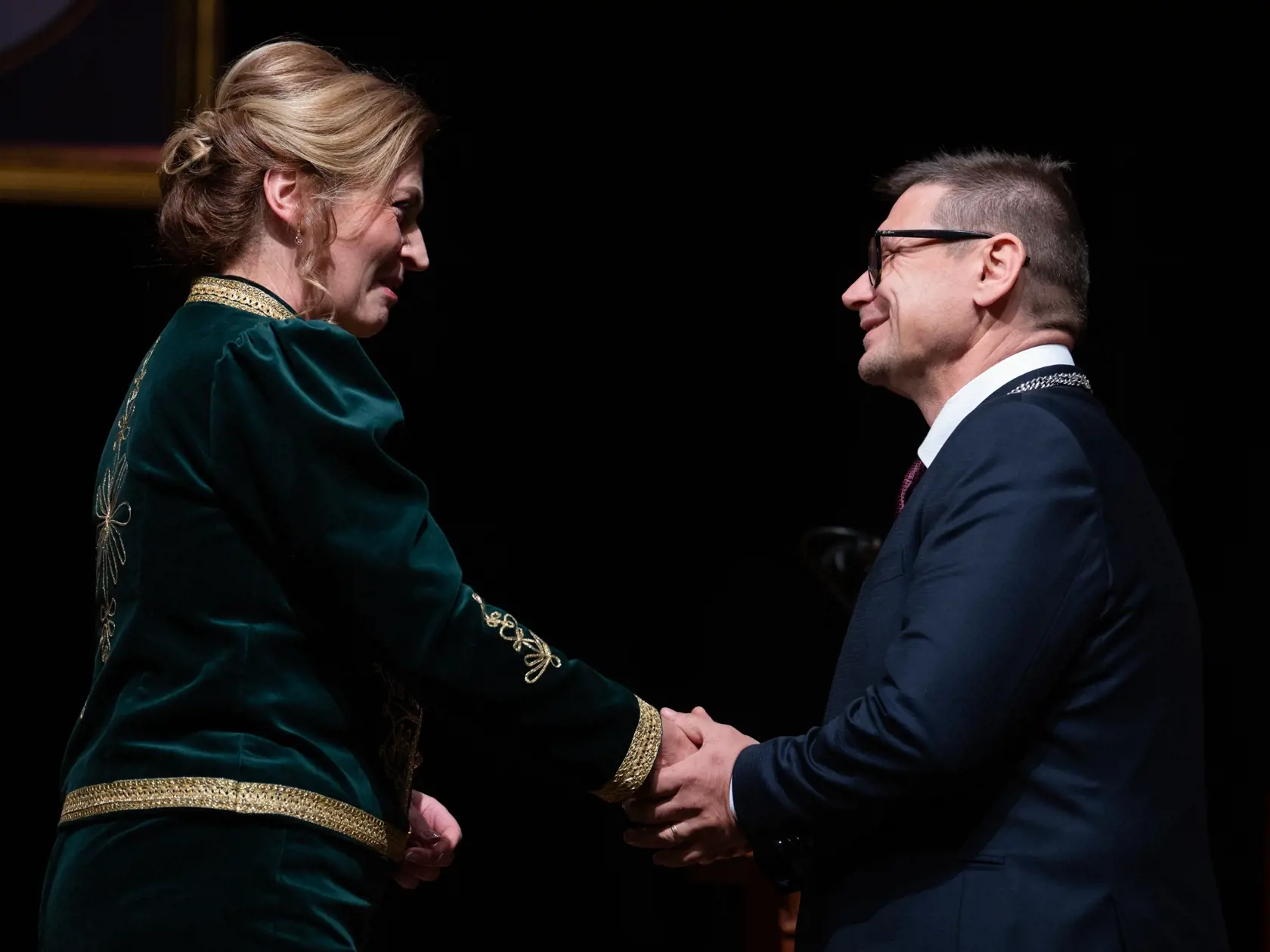 Na snímke zľava bývalá primátorka mesta Prešov Andrea Turčanová a nový primátor mesta Prešov František Oľha pri odovzdávaní úrad počas ustanovujúceho zasadnutia Mestského zastupiteľstva v Prešove 23. novembra 2022. FOTO TASR - Veronika Mihaliková