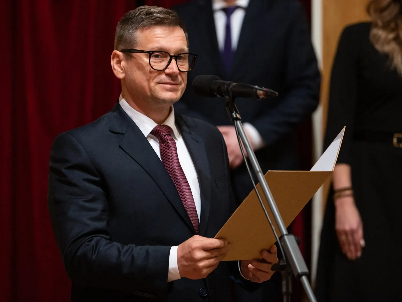 Na snímke nový primátor mesta Prešov František Oľha pri zložení sľubu počas ustanovujúceho zasadnutia Mestského zastupiteľstva v Prešove 23. novembra 2022. FOTO TASR - Veronika Mihaliková
