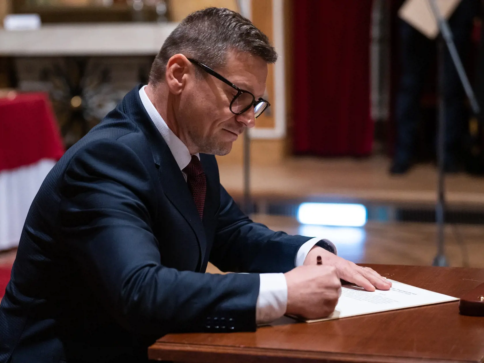 Na snímke novozvolený primátor mesta Prešov František Oľha podpisuje sľub na osobitnom liste počas ustanovujúceho zasadnutia Mestského zastupiteľstva v Prešove 23. novembra 2022. FOTO TASR - Veronika Mihaliková