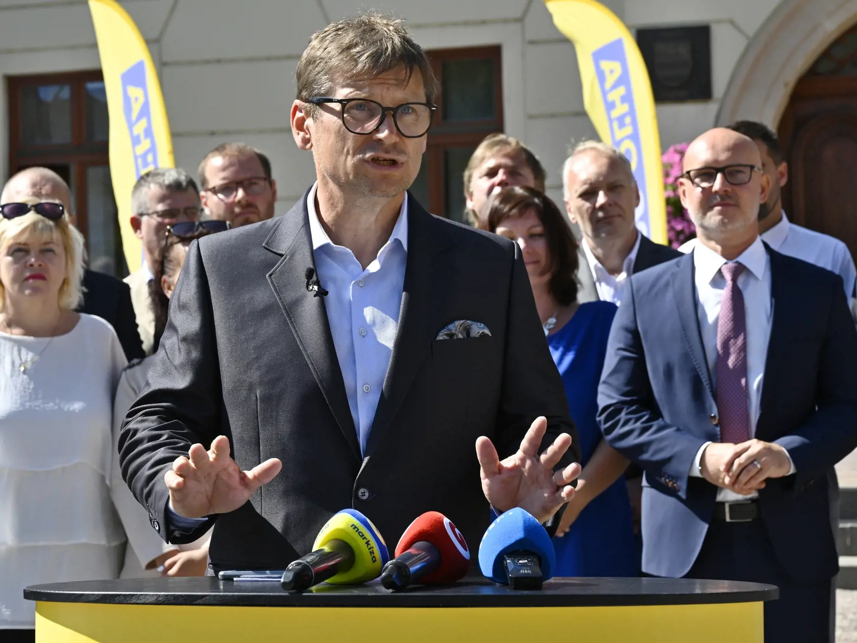 Tlačová konferencia kandidáta na primátora mesta Prešov Františka Oľhu (na snímke uprostred) v Prešove na Hlavnej ulici pred mestským úradom. Vpravo v pozadí minister školstva SR a podpredseda SaS Branislav Gröhling. Prešov, 30. augusta 2022. FOTO TASR – Milan Kapusta