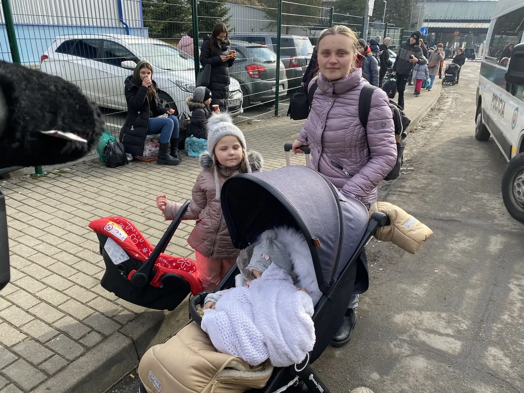 "Manžel zostal na druhej strane, no colnici ho zastavili a nesmie prekročiť hranice. Neviem, čo teraz bude. Mám naplánovanú cestu do Prahy, deti sa tam narodili, majú trvalý pobyt. U nás je veľmi zlá situácia - ostreľovanie, tanky.