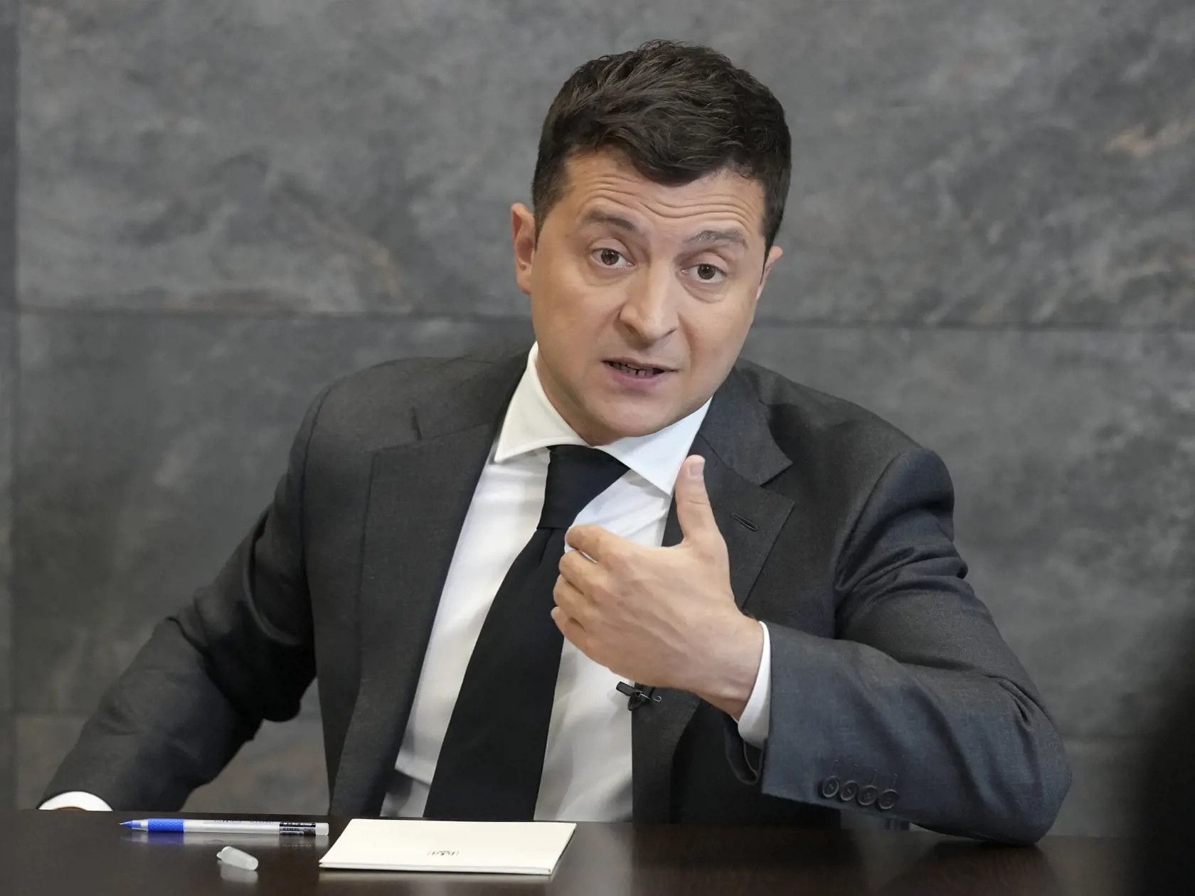 EBE 18 Kyjev - Na snímke ukrajinský prezident Volodymyr Zelenský počas tlačovej konferencie v Kyjeve 14. júna 2021. 


Ukrainian President Volodymyr Zelenskyy gestures while speaking to the media during a news conference in Kyiv, Ukraine, Monday, June 14, 2021. (AP Photo/Efrem Lukatsky)