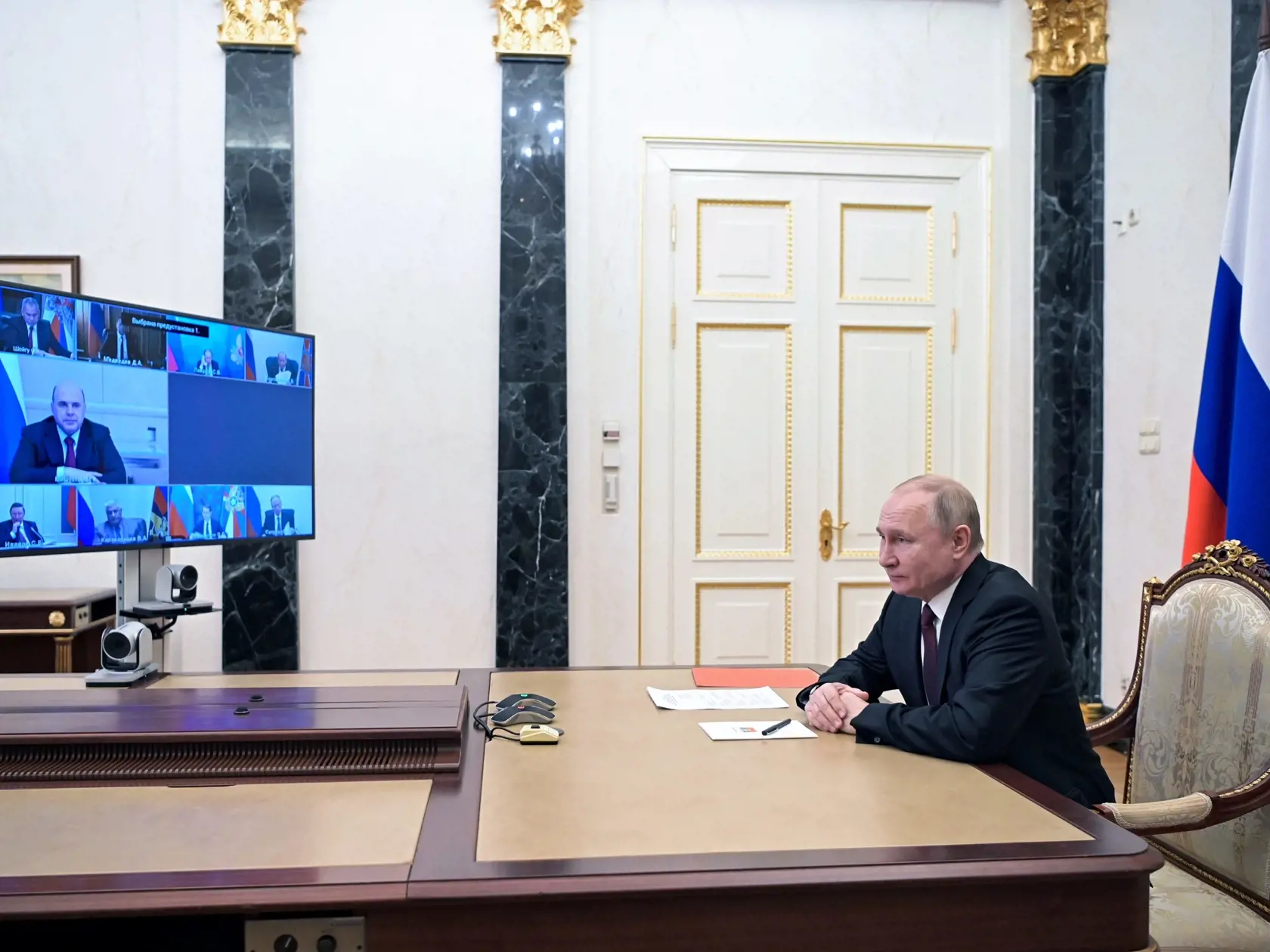 EBE 32 Moskva - Na snímke ruský prezident Vladimir Putin počas zasadnutia Bezpečnostnej rady Ruska prostredníctvom videokonferencie v Moskve v piatok 25. februára 2022. Putin v piatok vyhlásil, že ruským jednotkám na Ukrajine kladú odpor väčšinou dobrovoľnícke prápory zložené z pravicových ukrajinských nacionalistov.