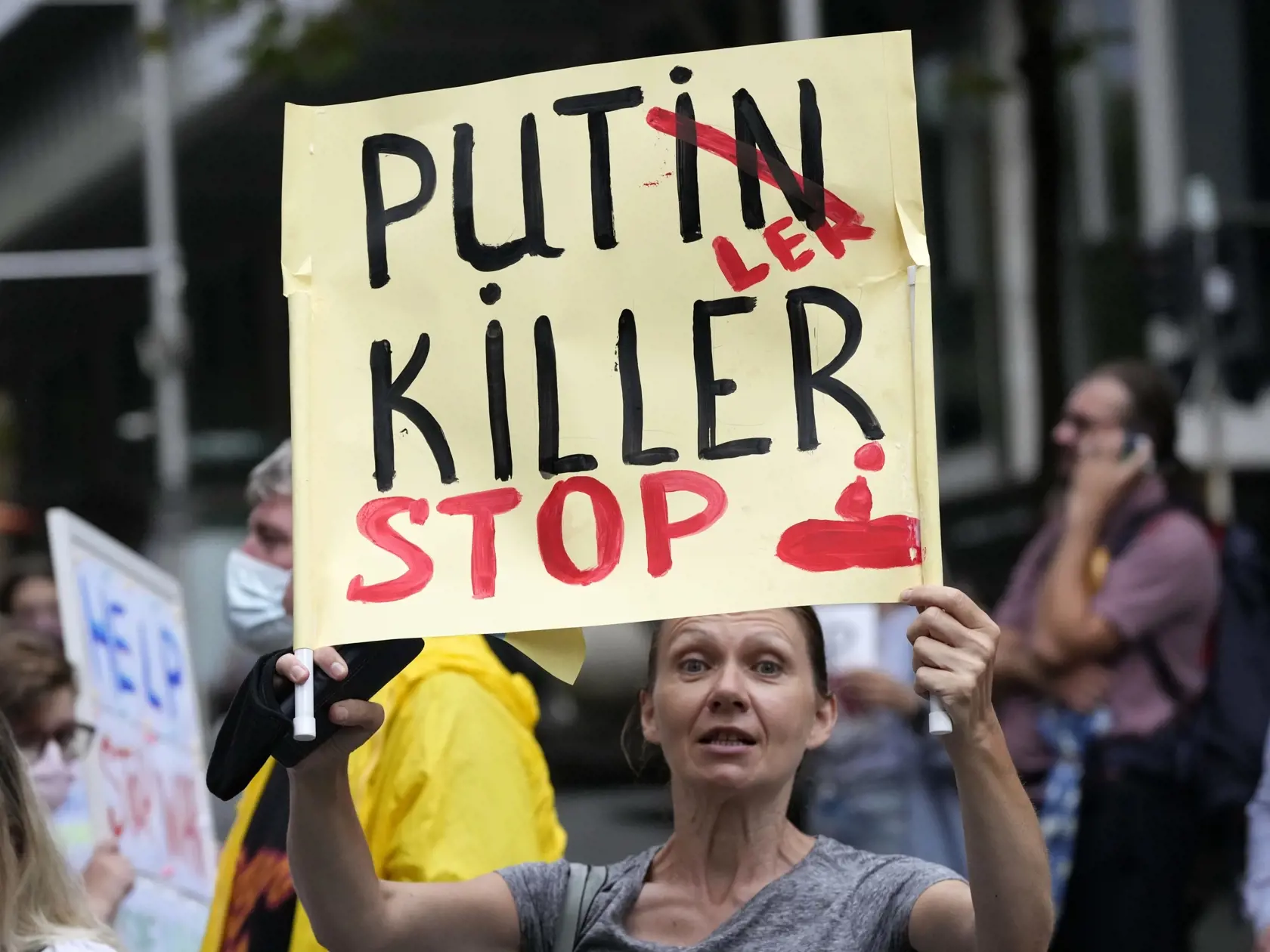JB 17 Sydney - Ľudia skandujú a držia transparenty počas protestného zhromaždenia proti ruským útokom na Ukrajine, v Sydney 24. februára 2022. Ruské pozemné sily začali vo štvrtok vstupovať na územie Ukrajiny, informovala agentúra AFP s odvolaním sa na ukrajinskú pohraničnú stráž. Podľa nej ruské pozemné sily prešli na Ukrajinu z viacerých smerov.