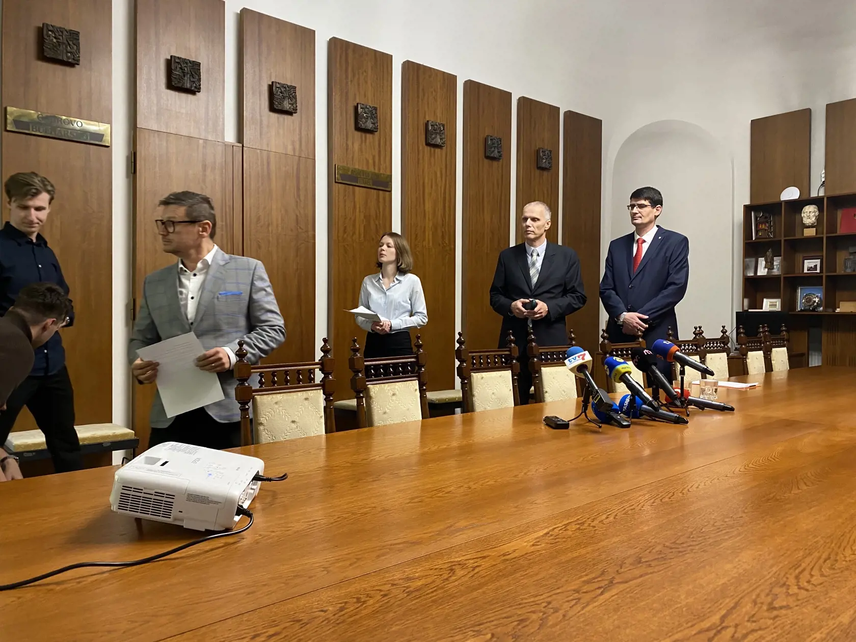 Návrh na zvýšenie daní a poplatkov oznámili František Oľha, Richard Drutarovský a Peter Krajňák.