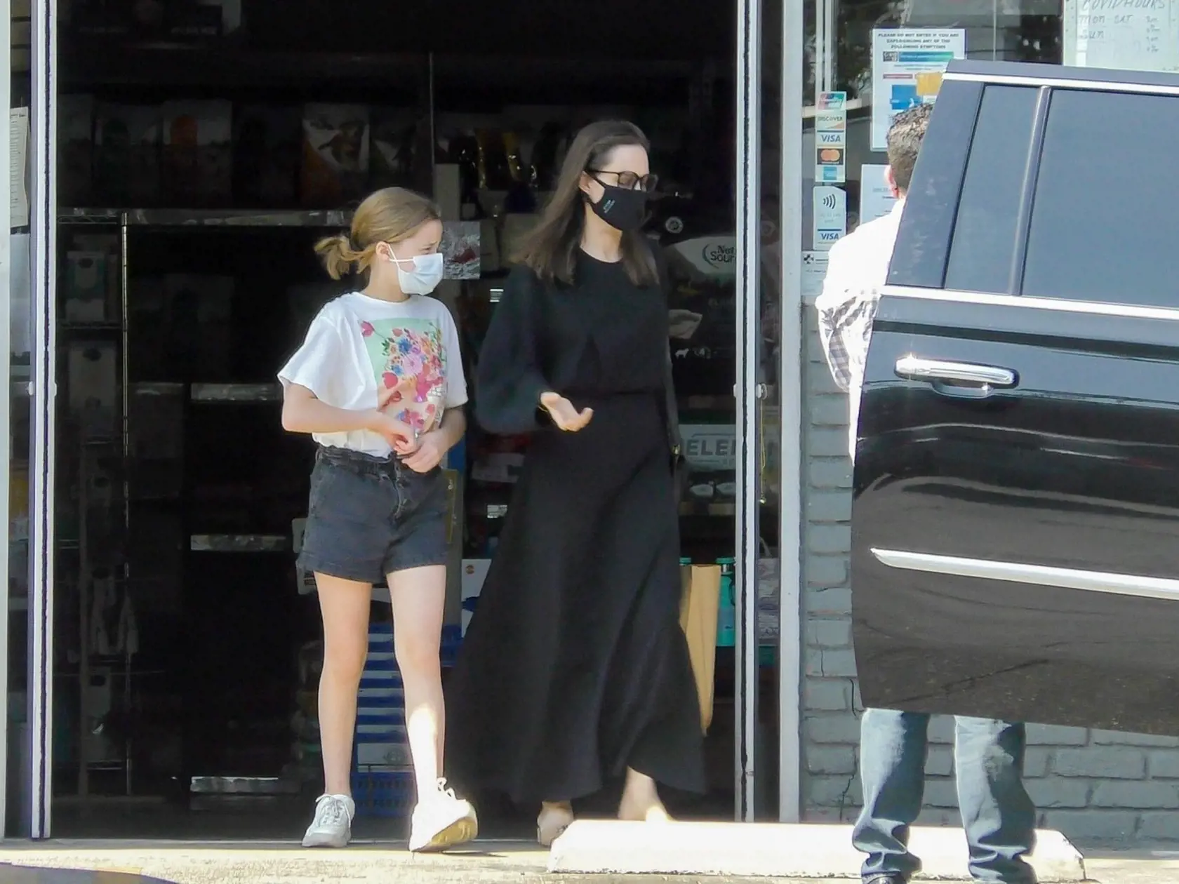 Angelina Jolie strávila deň matiek so svojou najmladšou dcérou Vivianne.