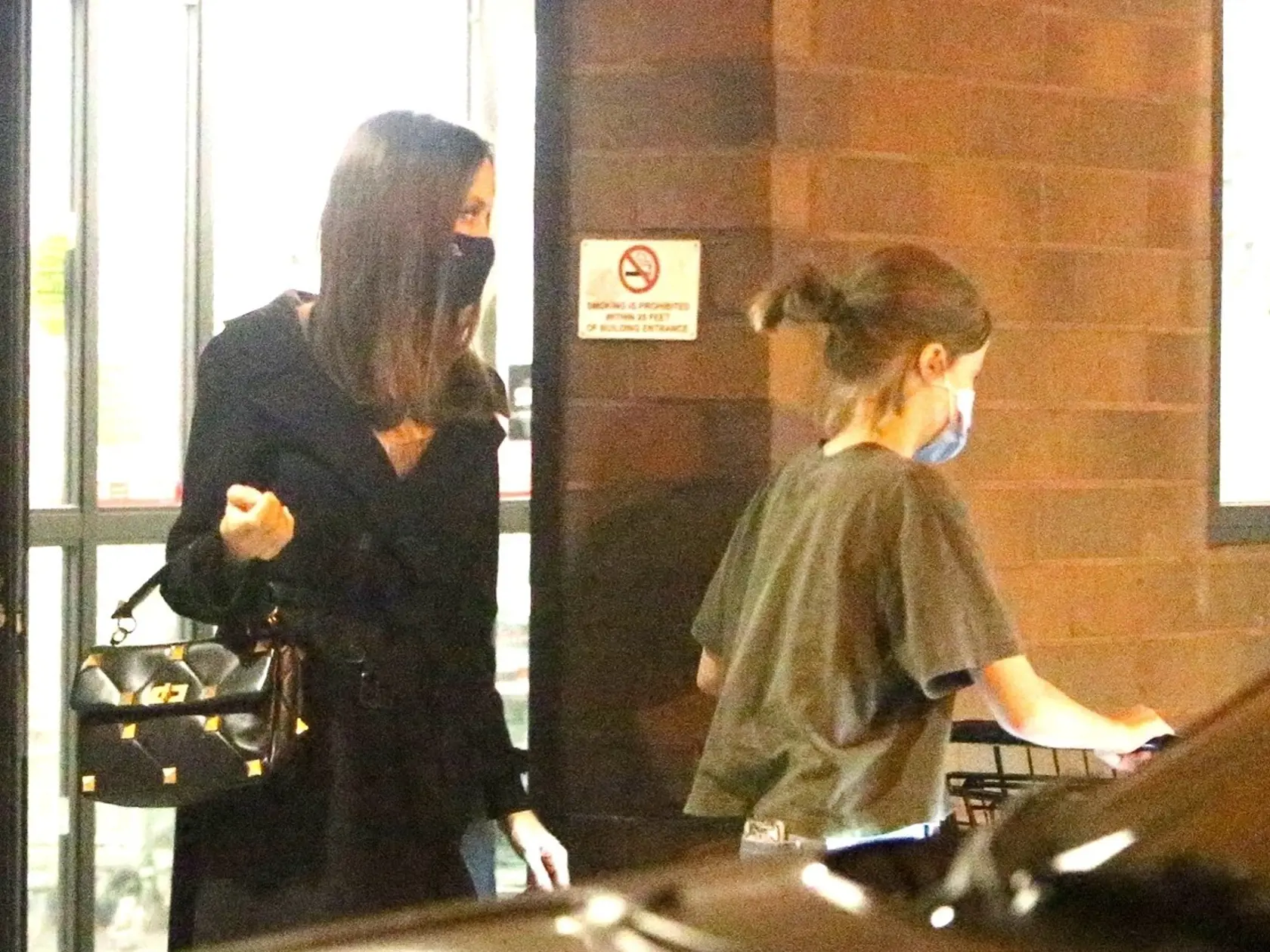Angelina vyrazila na nákup s dcérou. Zatiaľ čo mladá slečna pobehovala v krátkom tričku, Angelina svoje telo schovala pod veľký kabát.