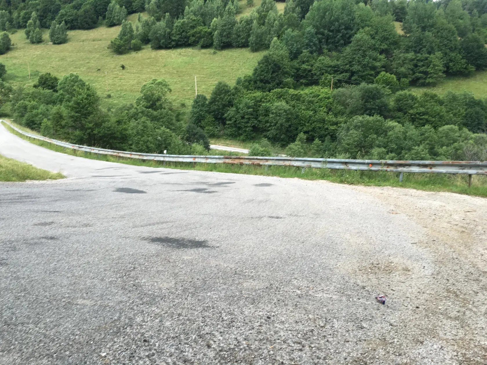 Nebezpečná zákruta v ktorej sa pokazil autobus.
