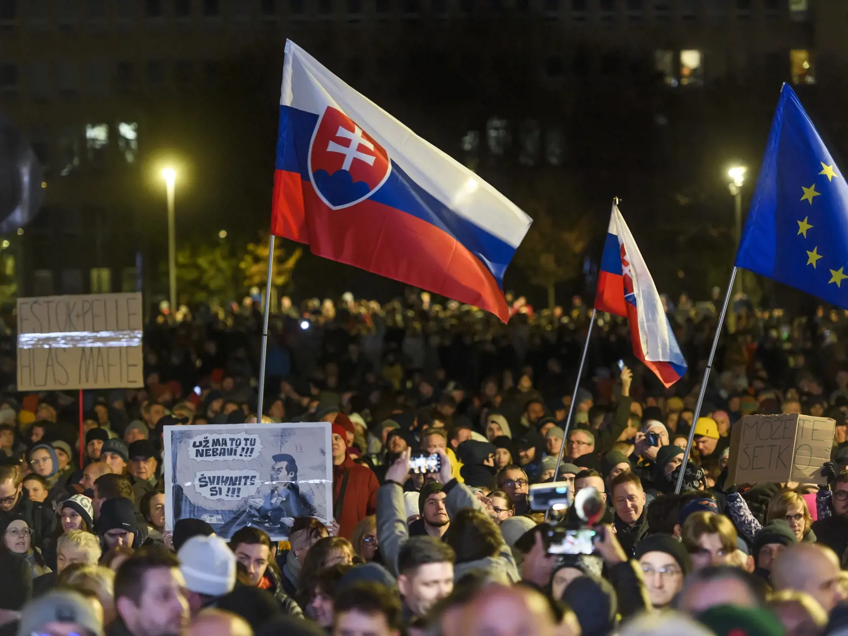 Na snímke ľudia sa účastnia na druhom spoločnom proteste opozície - hnutia Progresívne Slovensko (PS), strany Sloboda a Solidarita (SaS) a Kresťanskodemokratického hnutia proti rušeniu Úradu Špeciálnej prokuratúry (ÚPŠ) pred Úradom vlády SR v Bratislave 12. decembra 2023. FOTO TASR - Jaroslav Novák


