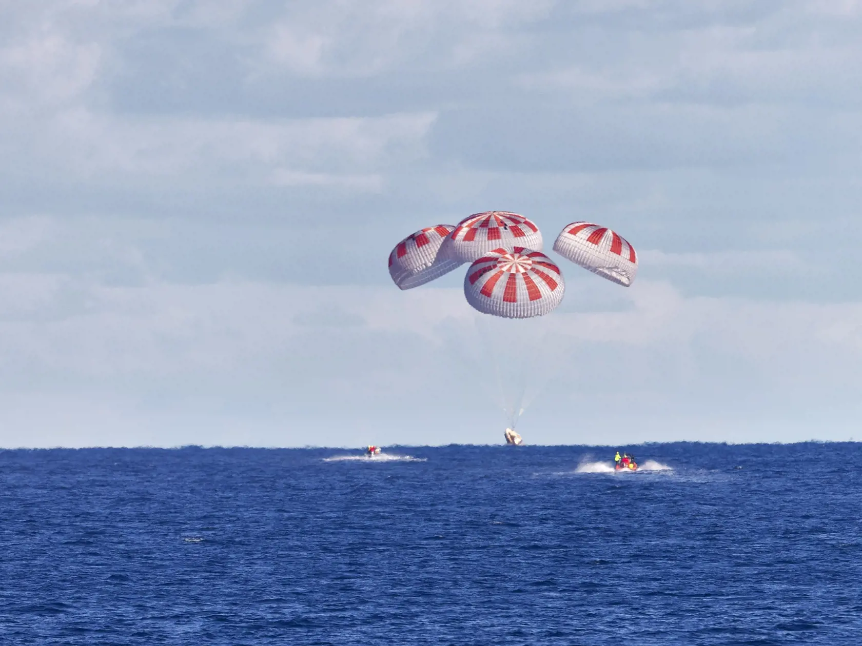 KK1 - Na snímke pristávací modul kozmickej lode Crew Dragon súkromnej spoločnosti SpaceX úspešne pristál pomocou padákov vo vodách Mexického zálivu pri pobreží štátu Florida v nedeľu 2. augusta 2020. Americkí astronauti Bob Behnken a Doug Hurley, ktorých na Medzinárodnú vesmírnu stanicu (ISS) dopravila kozmická loď Crew Dragon súkromnej spoločnosti SpaceX, sa v nedeľu vrátili na Zem. Behnken a Hurley odštartovali z Floridy 30. mája. Išlo o prvý vesmírny let americkej kozmickej lode s ľudskou pos