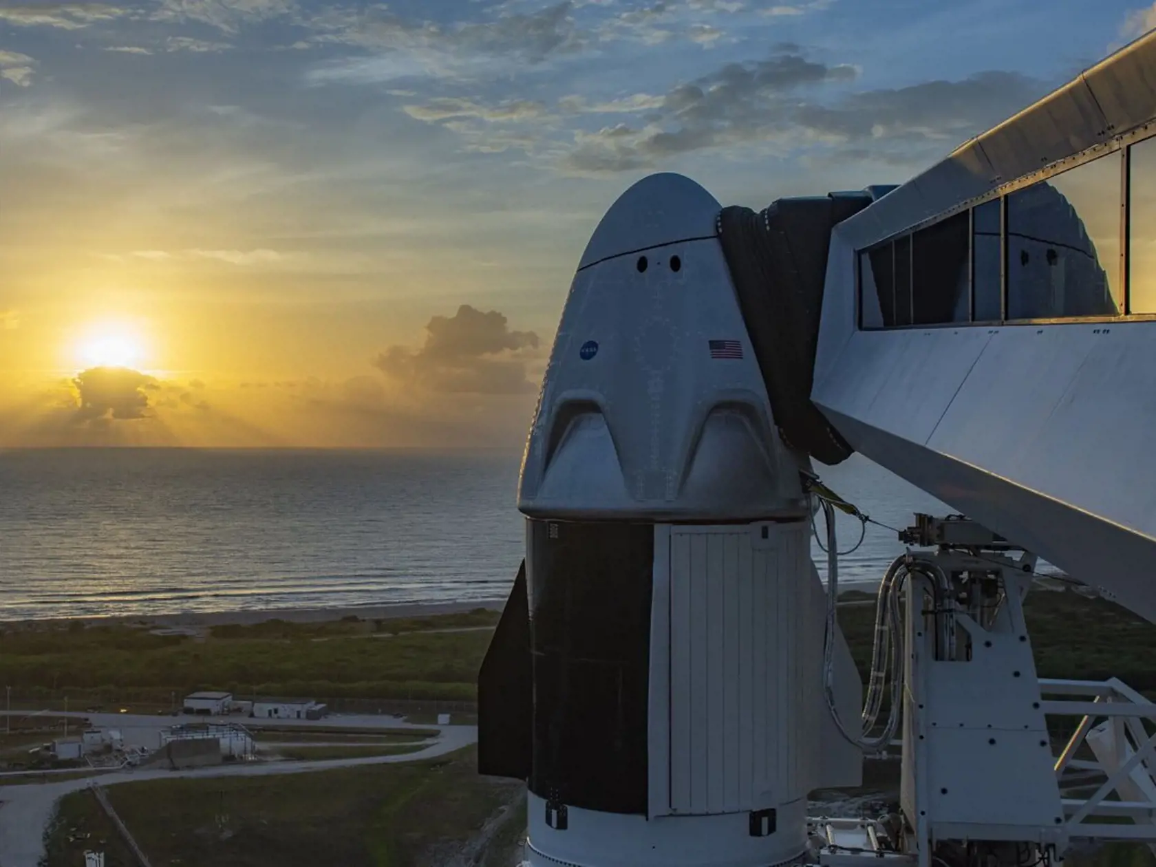 SpaceX síce získalo zákazku od NASA, no ide o historický prvý pokus súkromnej firmy poslať do vesmíru človeka.