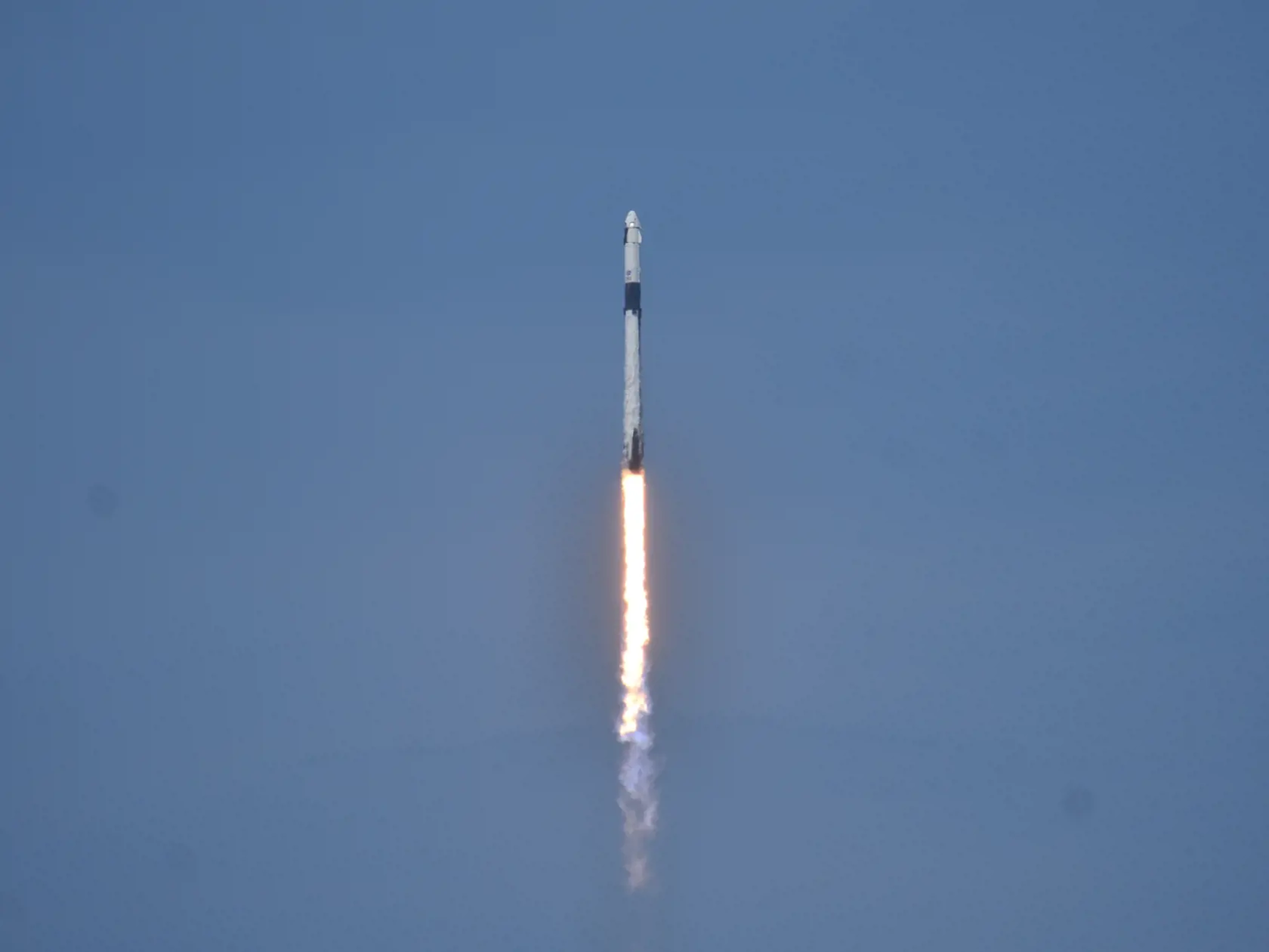 Elon Musk a jeho firma SpaceX prepísala históriu. Po prvýkrát sa v rámci súkromného letu dostala do vesmíru ľudská posádka.