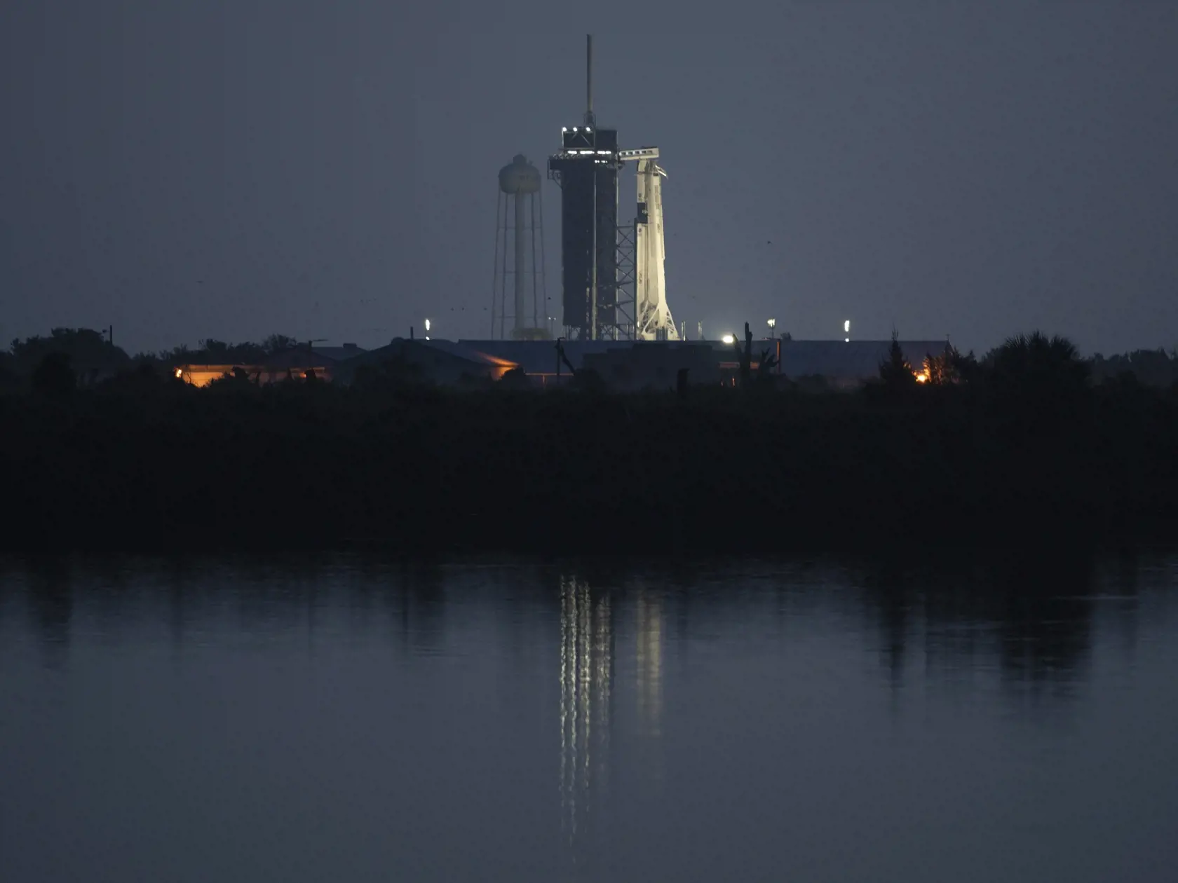 KK50 Mys Canaveral - Raketa SpaceX Falcon 9  s vesmírnou loďou Crew Dragon v Kennedyho vesmírnom stredisku na Myse Canaveral na Floride v sobotu 30. mája 2020.  Z Kennedyho vesmírneho strediska na Floride odštartuje v sobotu raketa Falcon 9 spoločnosti SpaceX s vesmírnou loďou Crew Dragon, ktorá na Medzinárodnú vesmírnu stanicu (ISS) po prvý raz povezie aj ľudskú posádku - astronautov Douga Hurleyho a Boba Behnkena. Pôvodný stredajší termín bol zrušený pre zlé počasie. Ak nevyjde ani sobotňajší 