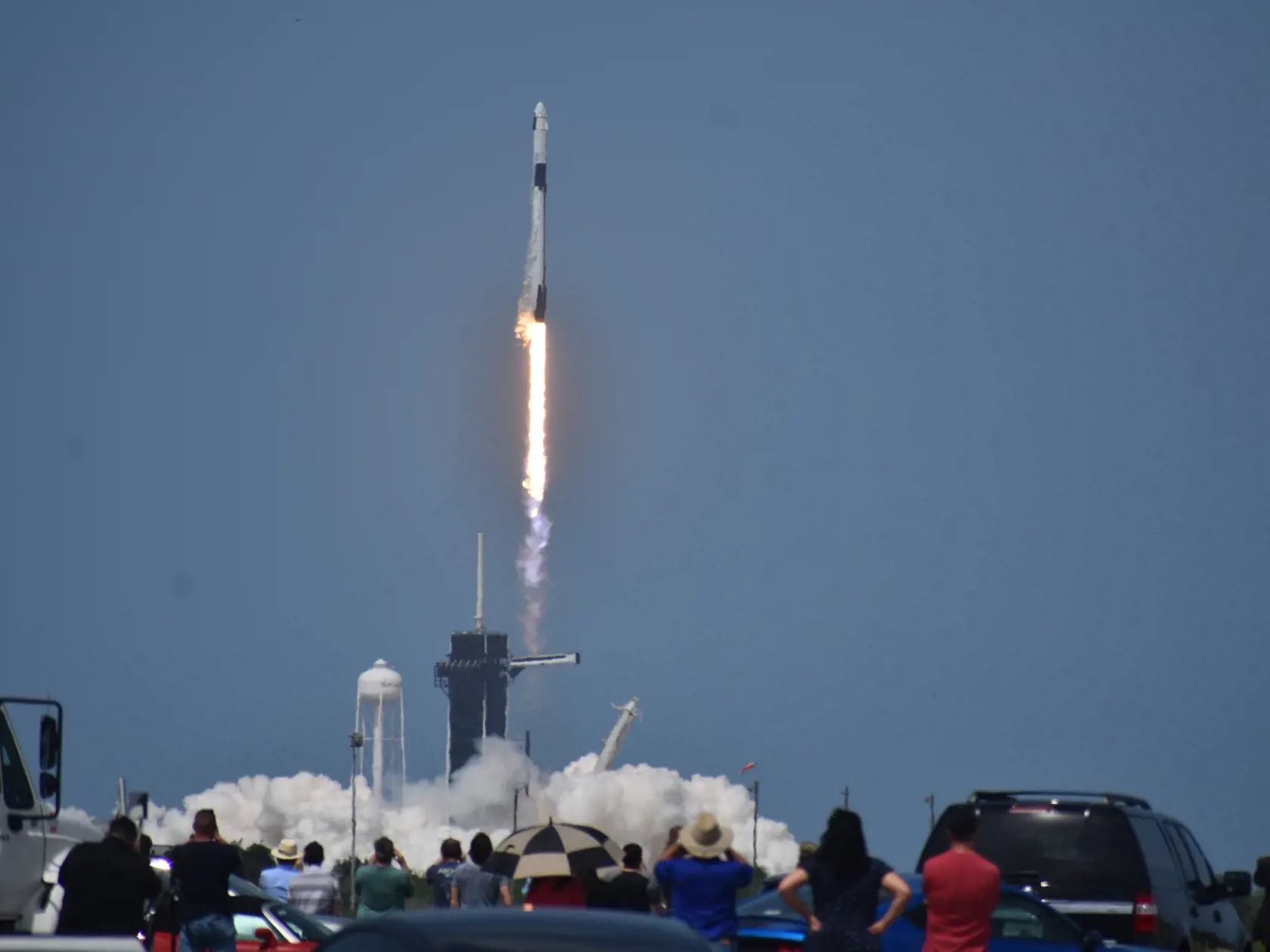 Elon Musk a jeho firma SpaceX prepísala históriu. Po prvýkrát sa v rámci súkromného letu dostala do vesmíru ľudská posádka.