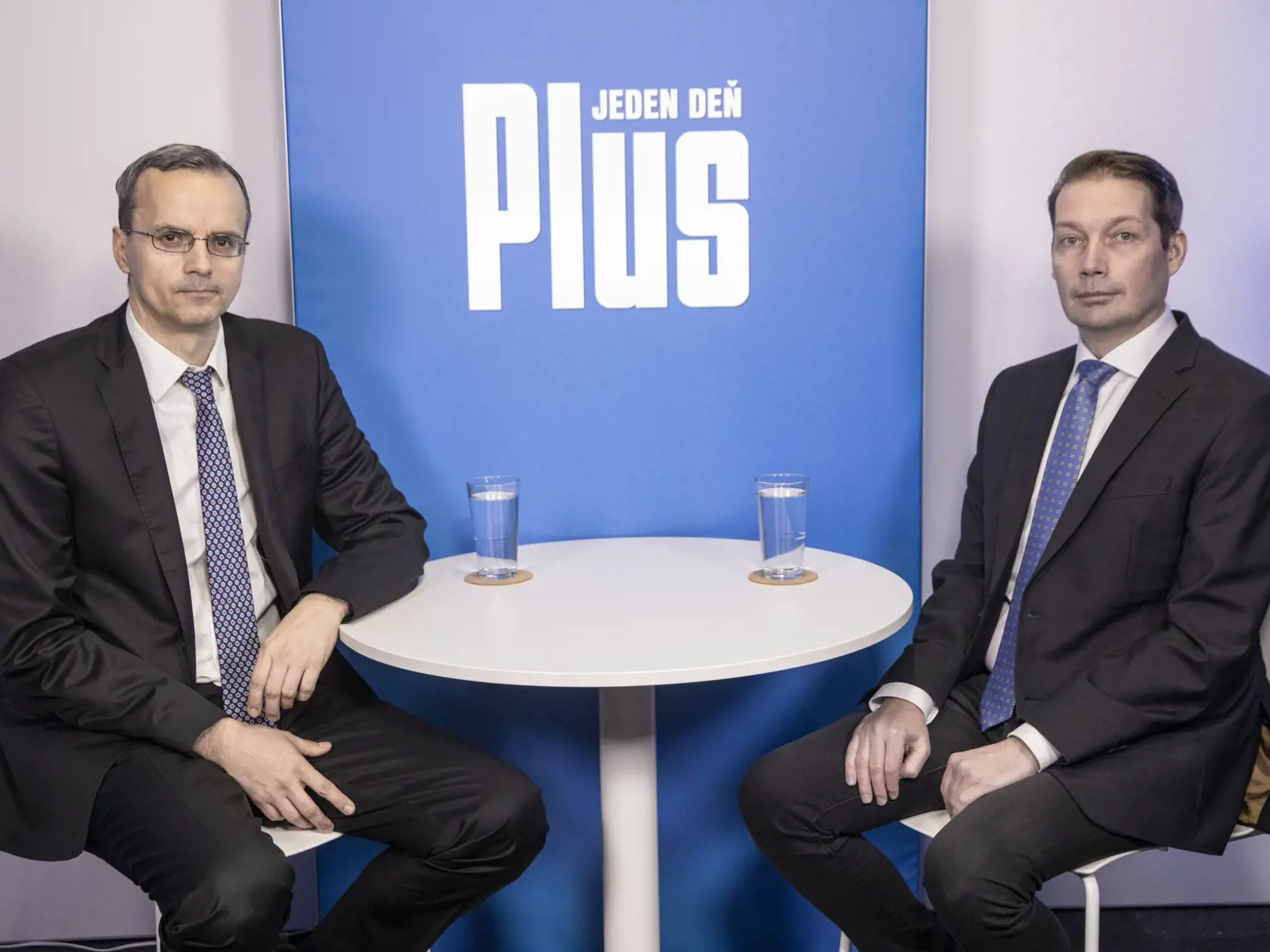 Na snímke je Diskusná relácia “Plus jeden deň”, ktorej hosťom bol sudca Krajského súdu v Bratislave Peter Šamko a moderátor Norbert Dolinský.