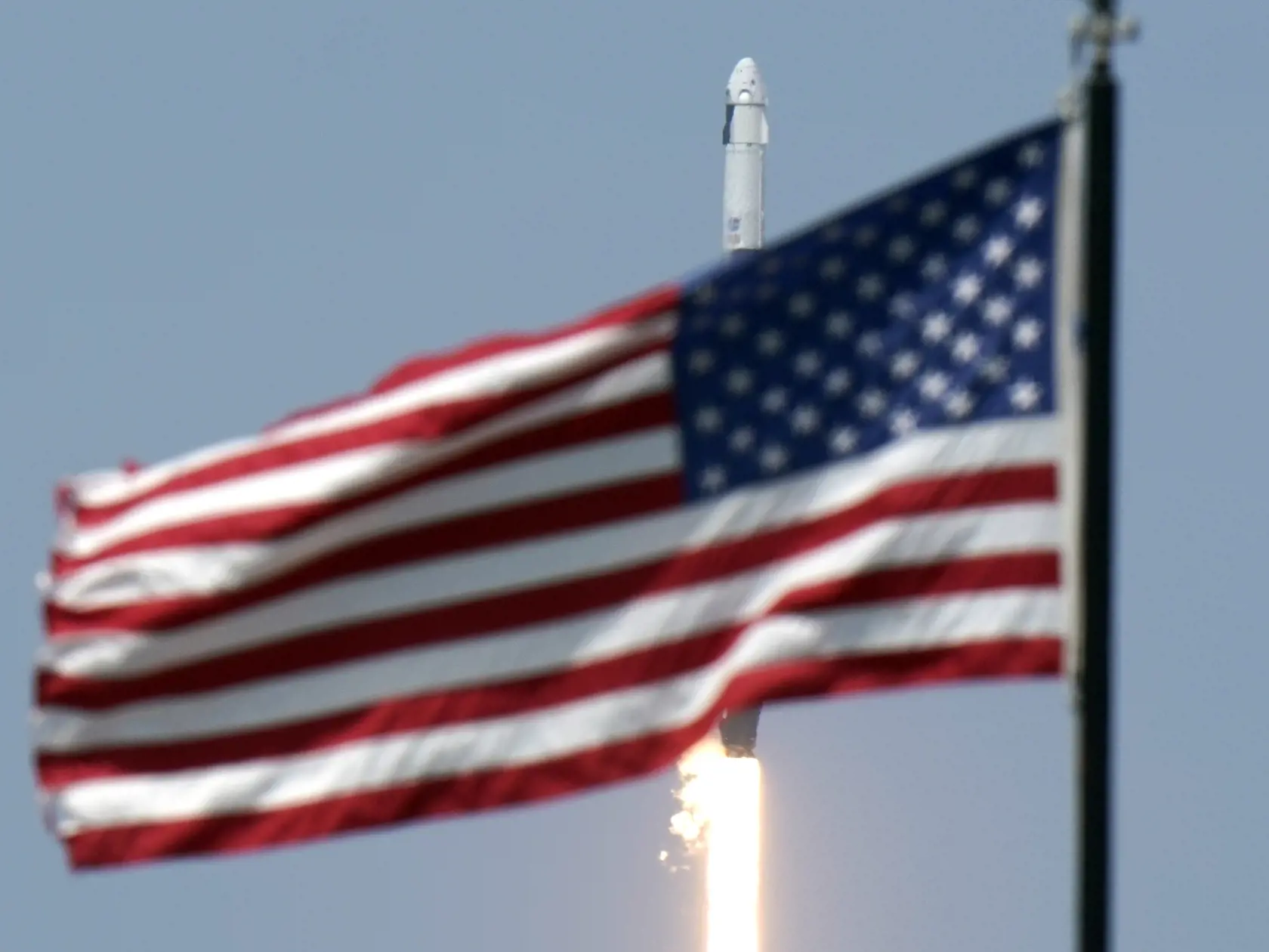 KK53 Mys Canaveral - Vesmírna loď Crew Dragon spoločnosti SpaceX s ľudskou posádkou úspešne odštartovala z Mysu Canaveral na americkej Floride 30. mája 2020.  Ide o prvý kozmický let s ľudskou posádkou so štartom z územia Spojených štátov za takmer desaťročie. Od roku 2011 sa NASA pri doprave svojich astronautov na ISS spoliehala na ruské rakety. Na palube Crew Dragon sú dvaja astronauti - Robert Behnken (49) a Douglas Hurley (53). Crew Dragon vynáša k Medzinárodnej vesmírnej stanici (ISS) raket