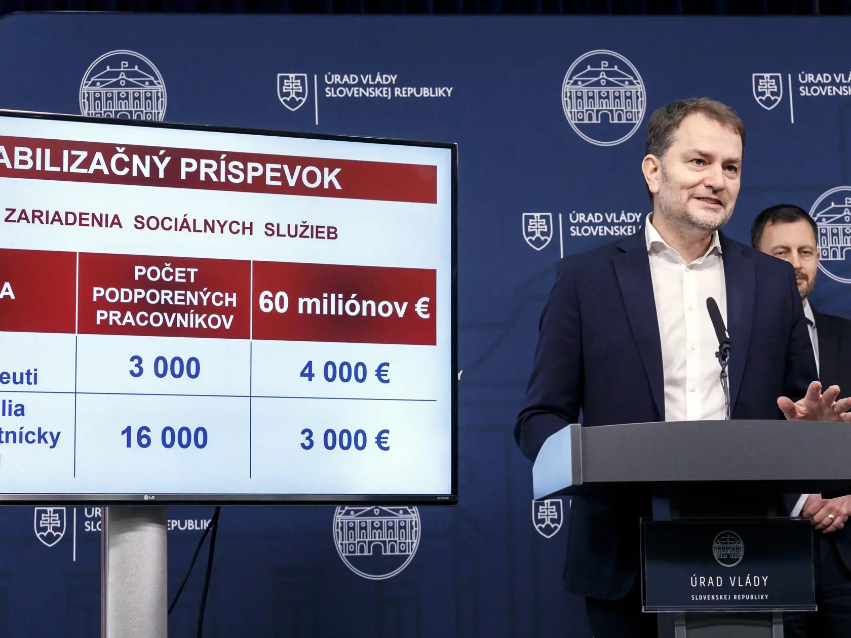 Na snímke zľava podpredseda vlády SR a minister financií SR Igor Matovič a predseda vlády SR Eduard Heger (obaja OĽANO) počas tlačovej konferencie po rokovaní vlády SR v Bratislave 5. decembra 2022. Vláda v pondelok schválila stabilizačné príspevky pre zdravotníkov vo výške 5000 eur. Opatrenie si má celkovo vyžiadať 200 miliónov eur. Zdravotníci sa musia zaviazať, že zostanú v nemocnici či záchranke pracovať tri roky. FOTO TASR - Dano Veselský