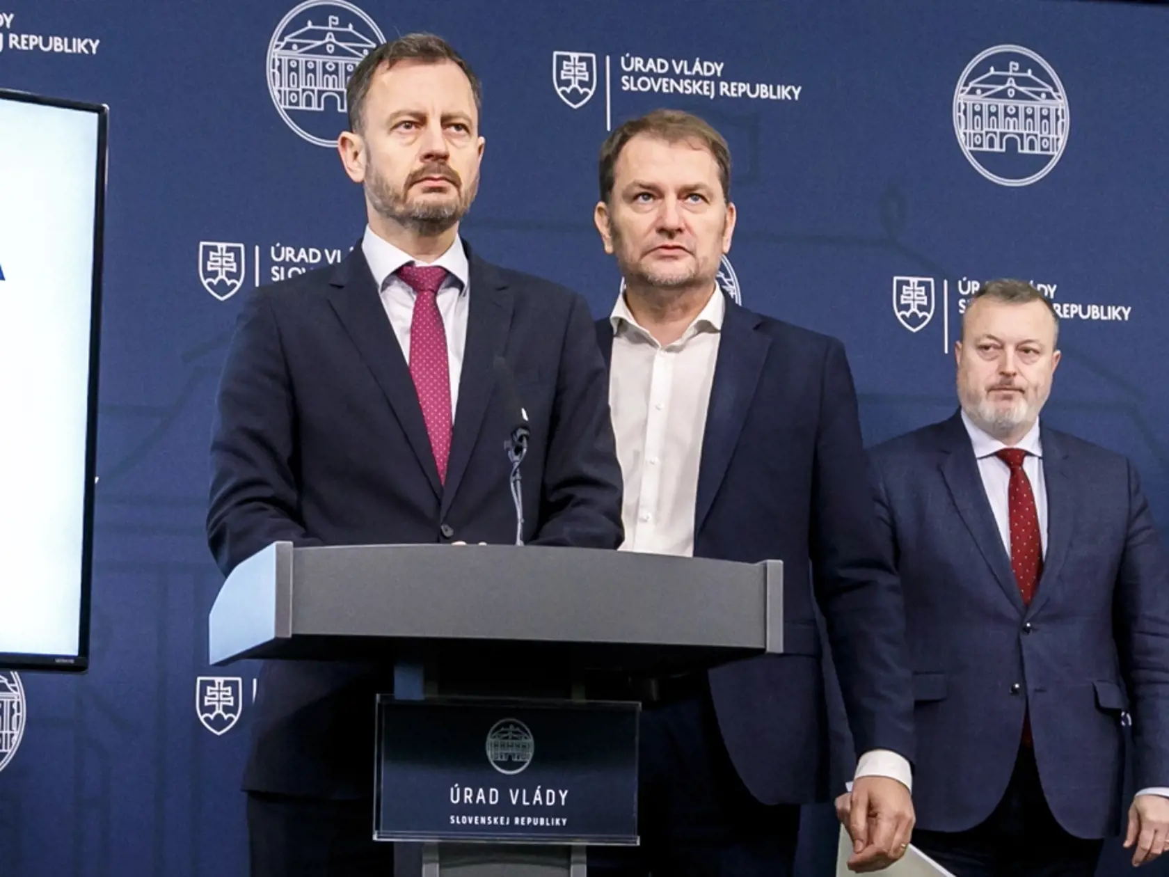Na snímke zľava predseda vlády SR Eduard Heger (OĽANO), podpredseda vlády SR a minister financií SR Igor Matovič (OĽANO), minister práce, sociálnych vecí a rodiny SR Milan Krajniak (Sme rodina) a minister zdravotníctva SR Vladimír Lengvarský (nominant OĽANO) počas tlačovej konferencie po rokovaní vlády SR v Bratislave 5. decembra 2022. Vláda v pondelok schválila stabilizačné príspevky pre zdravotníkov vo výške 5000 eur. Opatrenie si má celkovo vyžiadať 200 miliónov eur. Zdravotníci sa musia zavi
