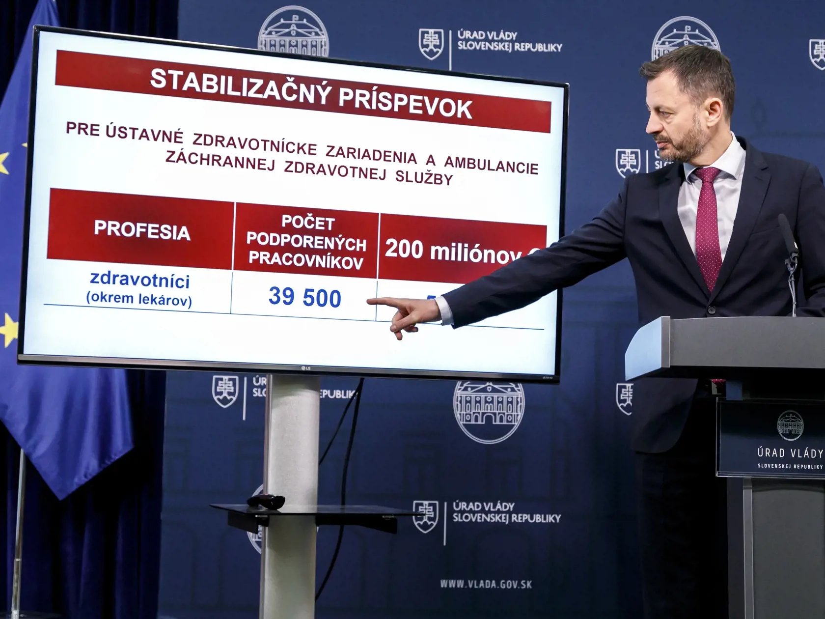 Na snímke predseda vlády SR Eduard Heger (OĽaNO) počas tlačovej konferencie po rokovaní vlády SR v Bratislave 5. decembra 2022. Vláda v pondelok schválila stabilizačné príspevky pre zdravotníkov vo výške 5000 eur. Opatrenie si má celkovo vyžiadať 200 miliónov eur. Zdravotníci sa musia zaviazať, že zostanú v nemocnici či záchranke pracovať tri roky. FOTO TASR - Dano Veselský