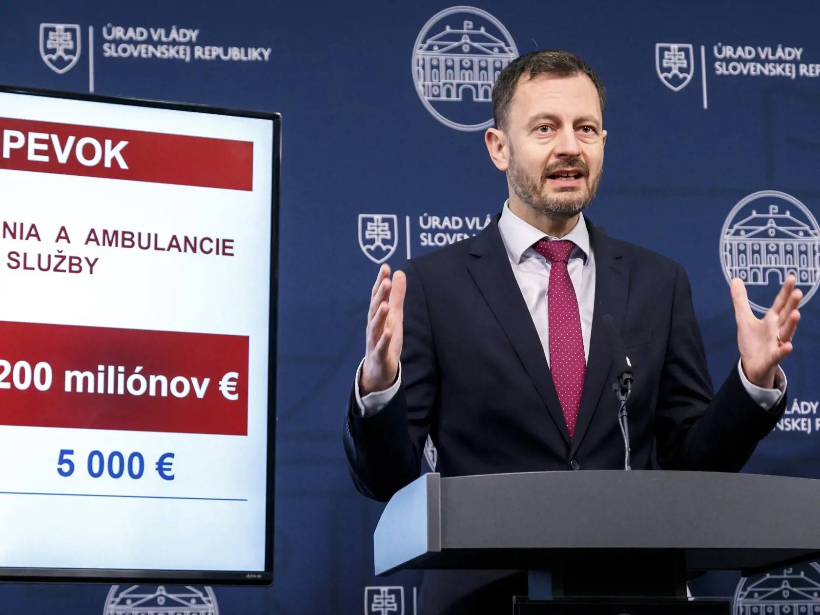 Na snímke predseda vlády SR Eduard Heger (OĽaNO) počas tlačovej konferencie po rokovaní vlády SR v Bratislave 5. decembra 2022. Vláda v pondelok schválila stabilizačné príspevky pre zdravotníkov vo výške 5000 eur. Opatrenie si má celkovo vyžiadať 200 miliónov eur. Zdravotníci sa musia zaviazať, že zostanú v nemocnici či záchranke pracovať tri roky. FOTO TASR - Dano Veselský