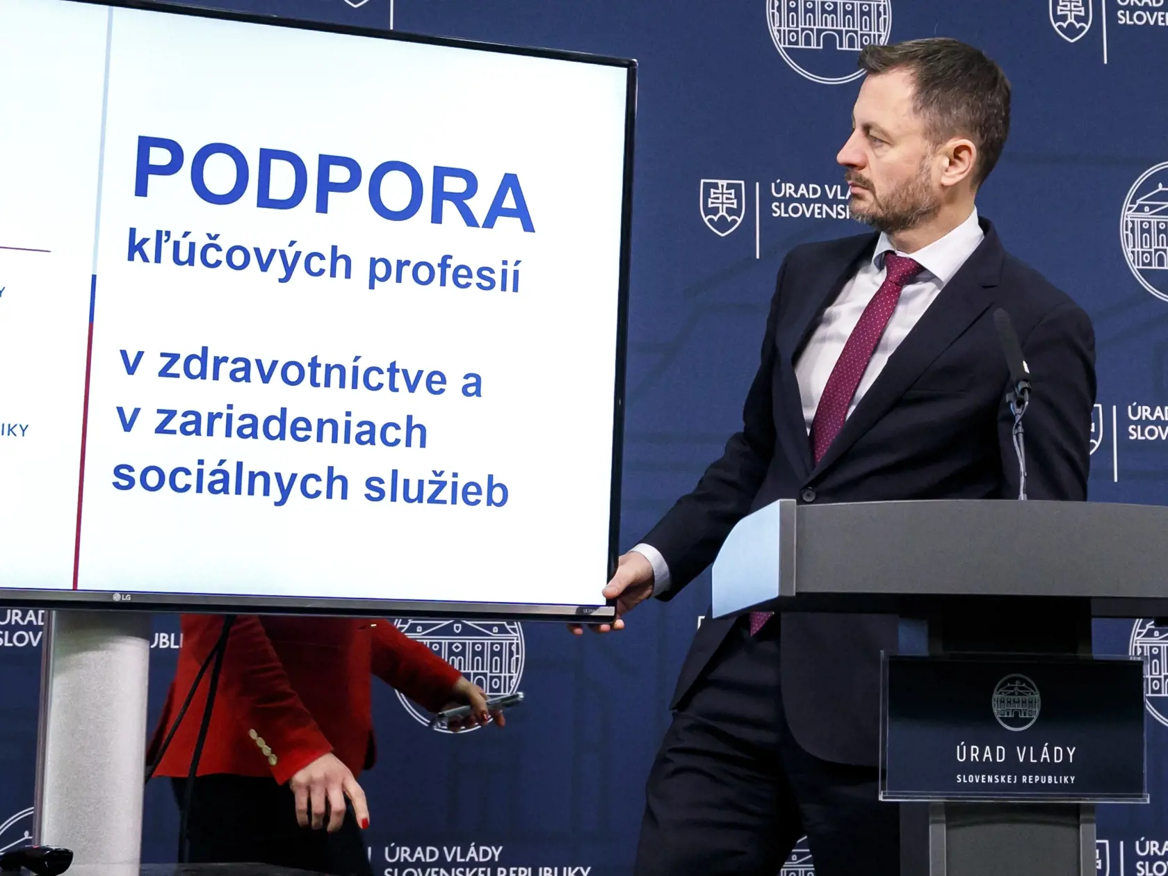 Na snímke predseda vlády SR Eduard Heger (OĽaNO) počas tlačovej konferencie po rokovaní vlády SR v Bratislave 5. decembra 2022. Vláda v pondelok schválila stabilizačné príspevky pre zdravotníkov vo výške 5000 eur. Opatrenie si má celkovo vyžiadať 200 miliónov eur. Zdravotníci sa musia zaviazať, že zostanú v nemocnici či záchranke pracovať tri roky. FOTO TASR - Dano Veselský