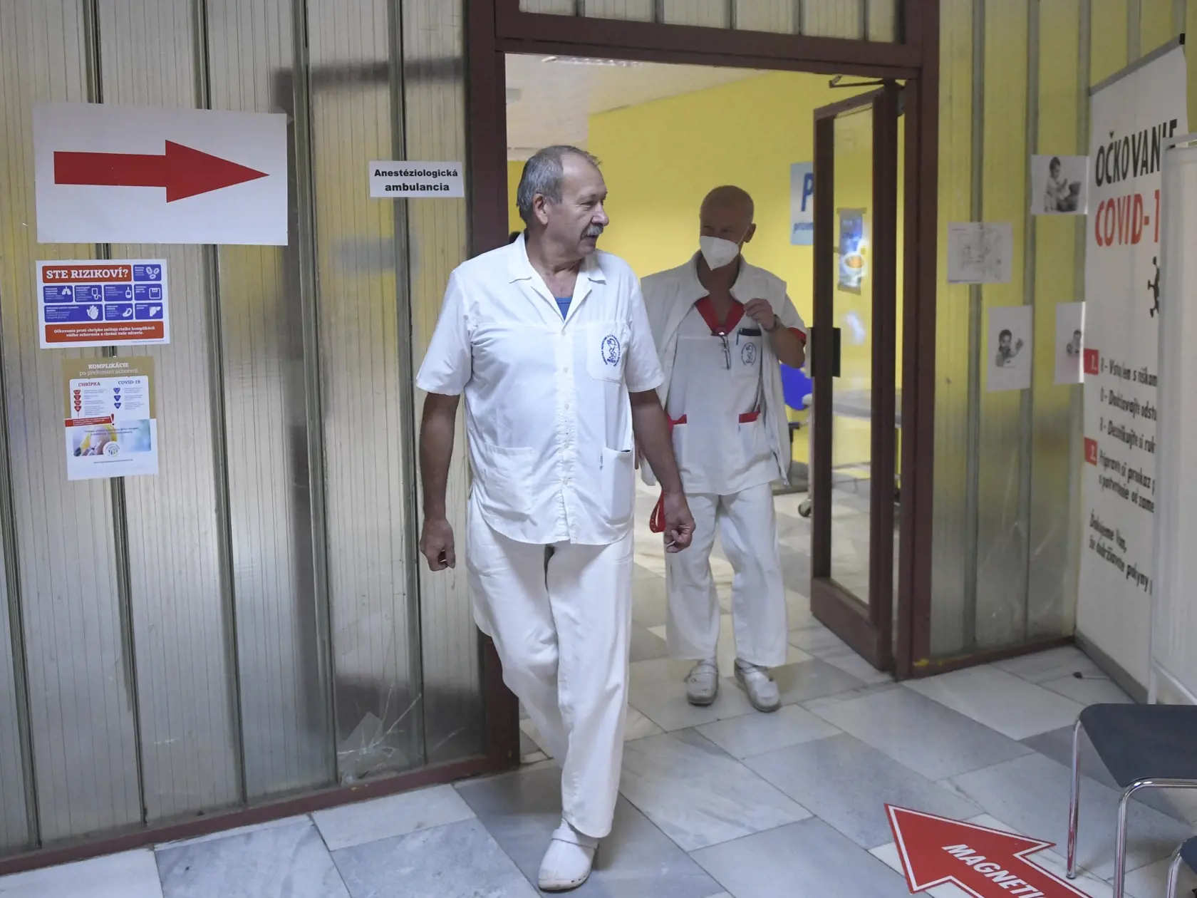 Na snímke lekári vychádzajú z anesteziologickej ambulancie Fakultnej nemocnice s poliklinikou (FNsP) J. A. Reimana v Prešove, kde sa od štvrtka 1. decembra poskytuje plne zabezpečená zdravotná starostlivosť. Vláda a lekárski odborári podpísali v stredu 30. novembra na Úrade vlády SR memorandum, ktoré rieši požiadavky lekárov v hromadných výpovediach. Obe strany veria, že je to začiatok spolupráce a krok k lepšiemu zdravotníctvu na Slovensku. Parlament krátko pred podpísaním memoranda schválil zv