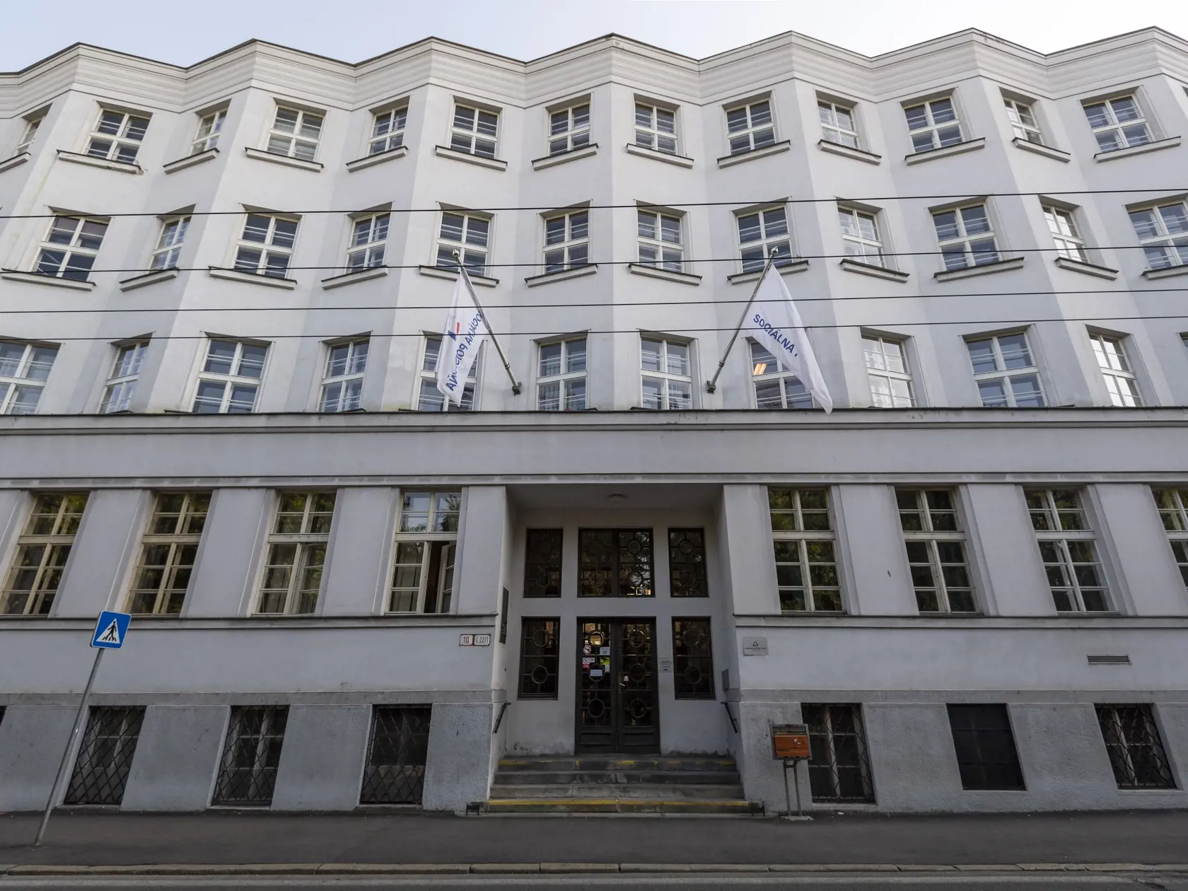 Sociálna poisťovňa (SP) pripomína klientom, ktorí do e-služieb ešte stále vstupujú pomocou grid karty, aby si aktivovali nový prístup.