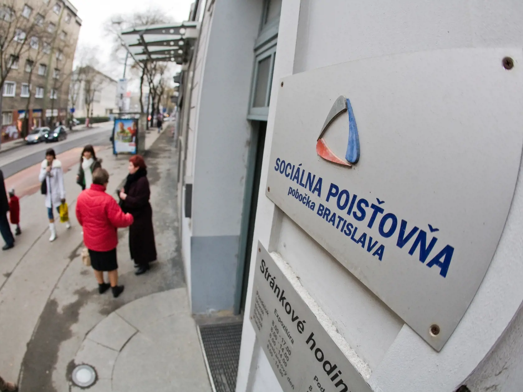 Sociálna poisťovňa (SP) pripomína klientom, ktorí do e-služieb ešte stále vstupujú pomocou grid karty, aby si aktivovali nový prístup.