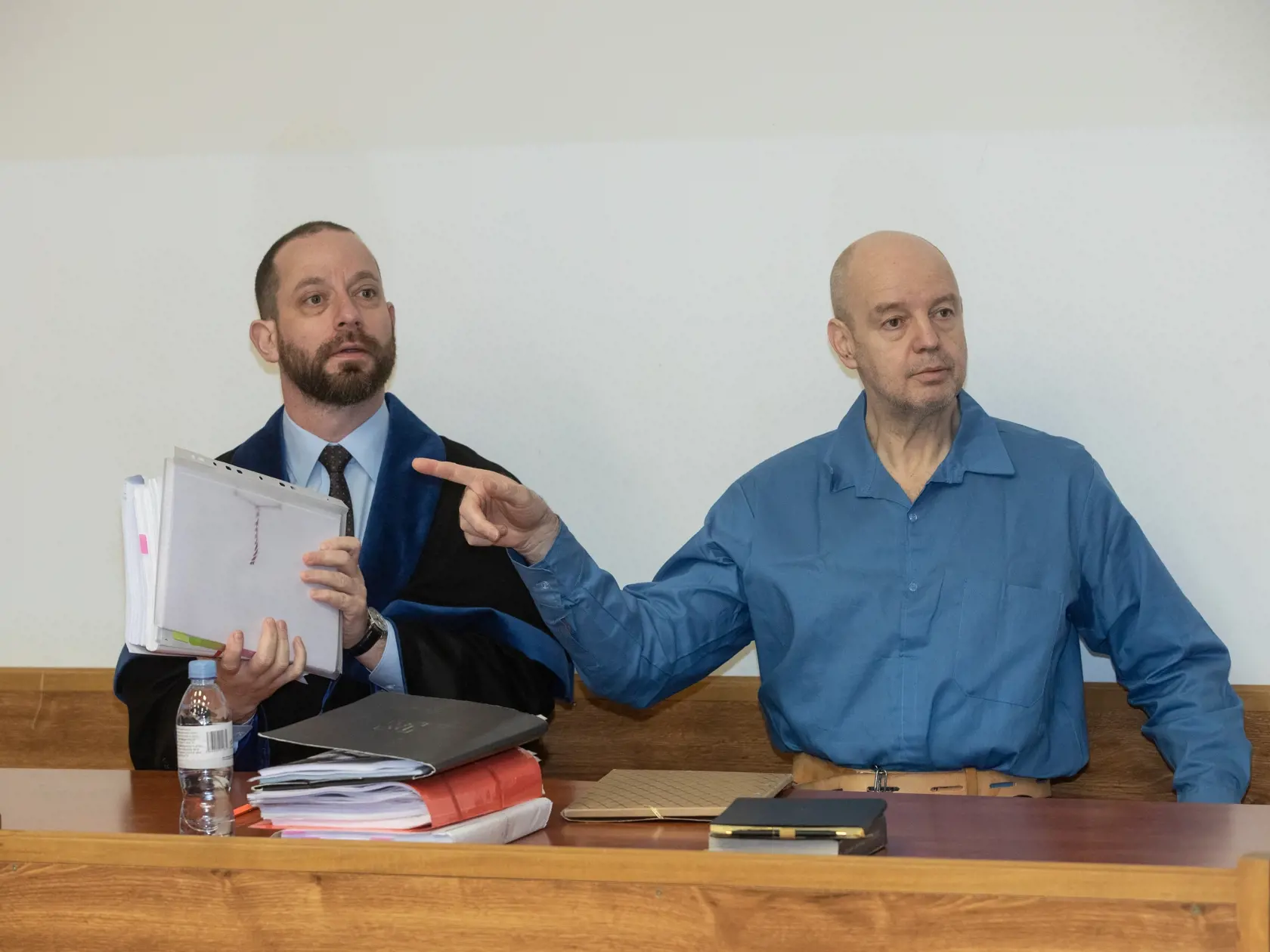 Vo väzenskom mundúre sa objavil Pavol Rusko (vpravo) na súde, v ktorom je obžalovaný z objednávky vraždy Sylvie Klaus Volzovej. Basa mu viditeľne neprospieva a schudol naozaj rapídne.