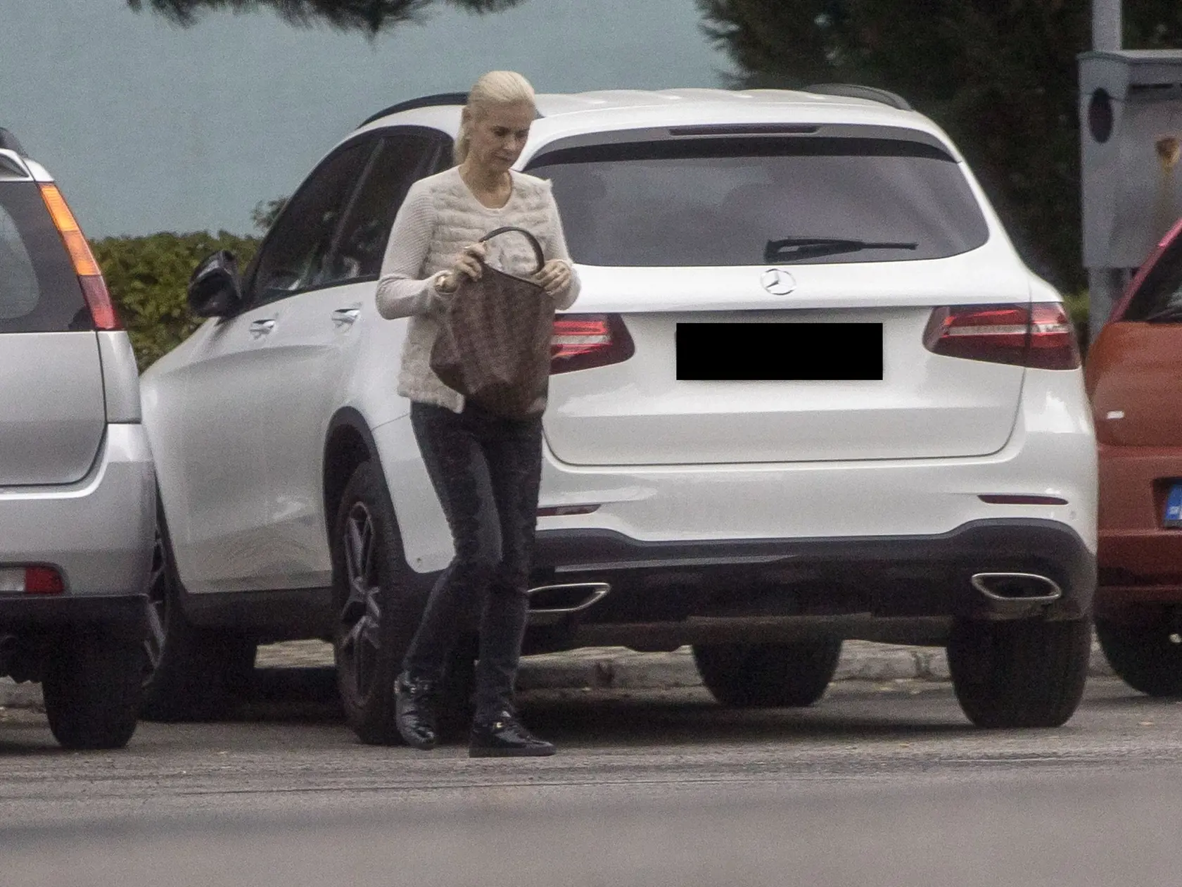 Monika Jankovská a jej mercedes.