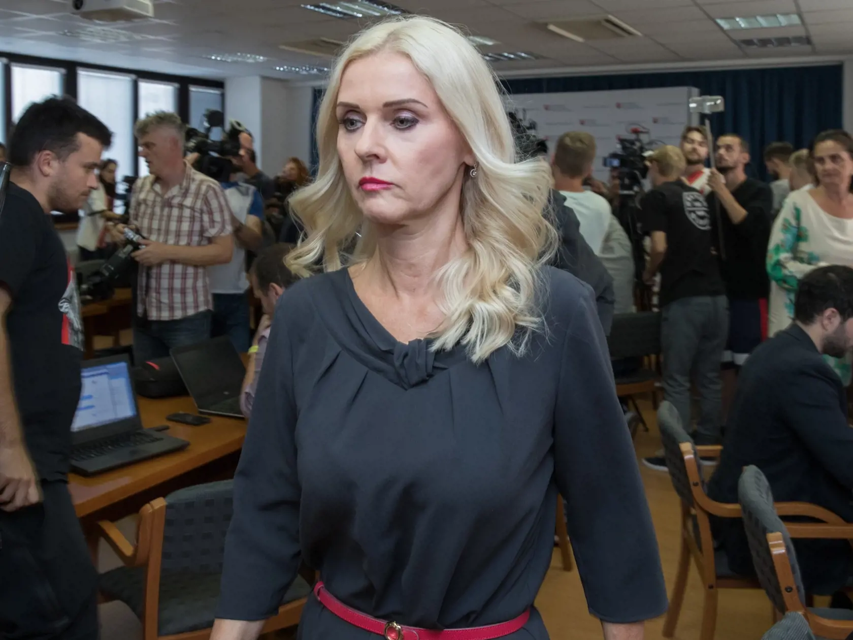 Po tom sa ale prevalilo, že Monika Jankovská si písala s Marianom Kočnerom množstvo správ cez aplikáciu Threema. Jankovská takto odchádzala z brífingu, na ktorom sa vzdala funkcie s tým, že Kočnera nepozná.