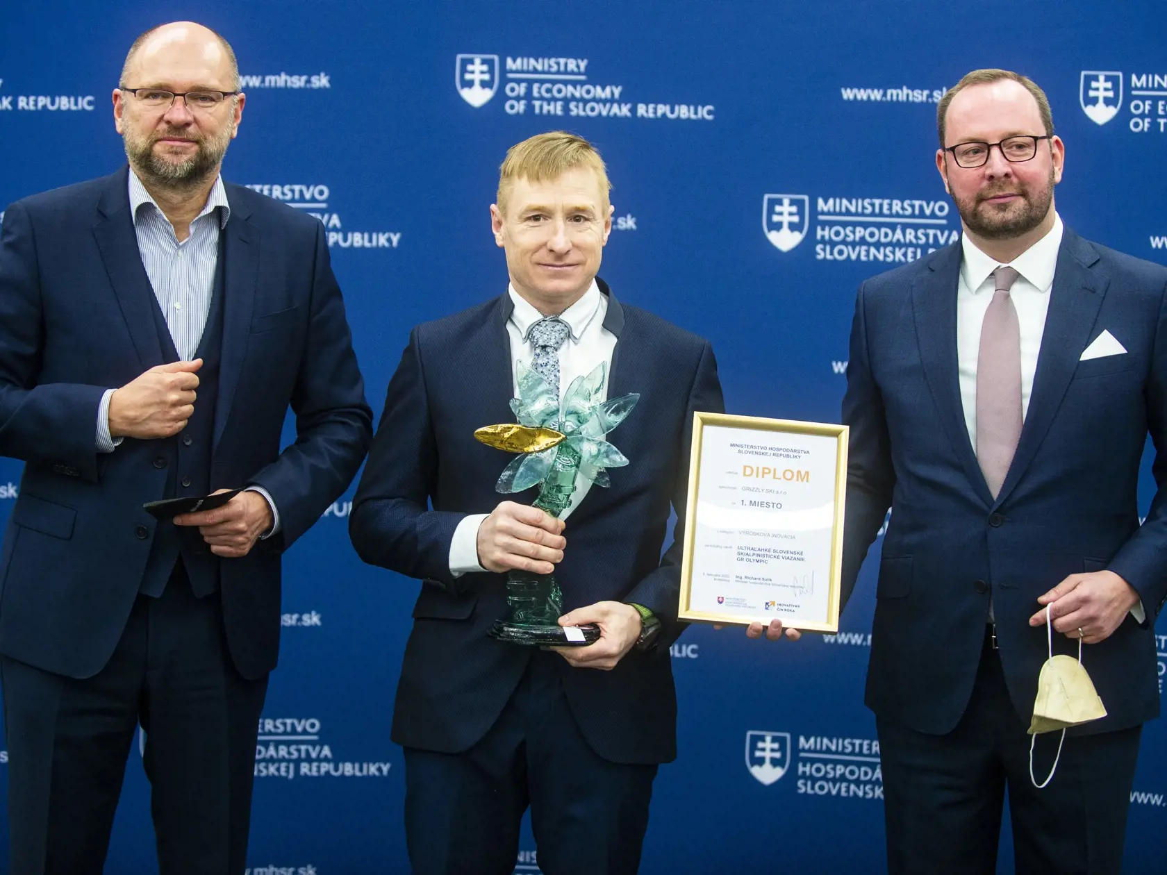 Odovzdávanie cien v súťaži o Inovatívny čin roka. Na zábere vľavo Richard Sulík
