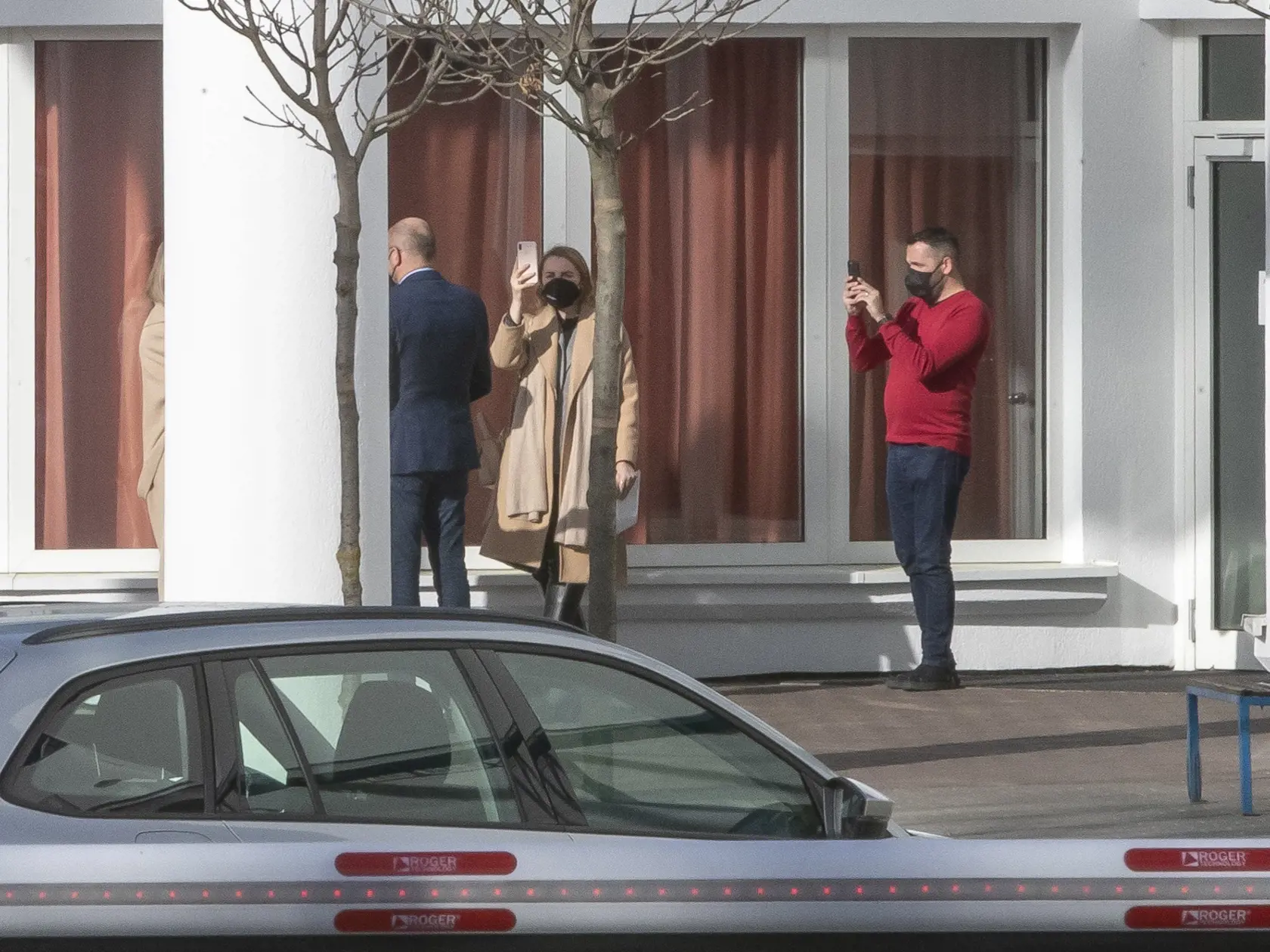 Odchod účastníkov televíznej debaty Na telo (TV Markíza) - paparazzi. Na snímke je Richard Sulík.