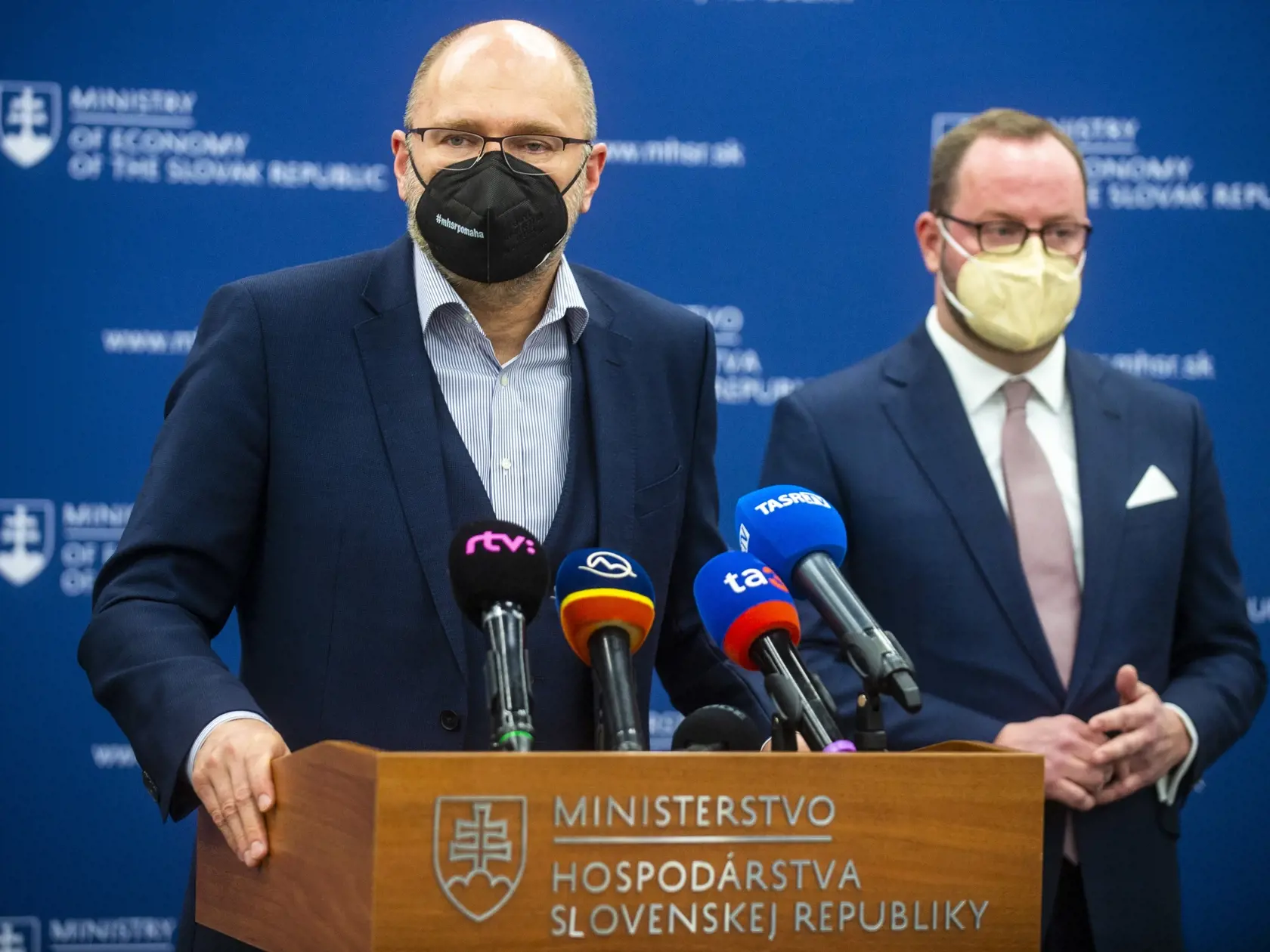 Na snímke zľava minister hospodárstva SR Richard Sulík (SaS) a generálny riaditeľ Slovenskej inovačnej a energetickej agentúry Peter Blaškovitš počas odovzdávania cien v súťaži o Inovatívny čin roka 4. februára 2022 v Bratislave. FOTO TASR - Jakub Kotian