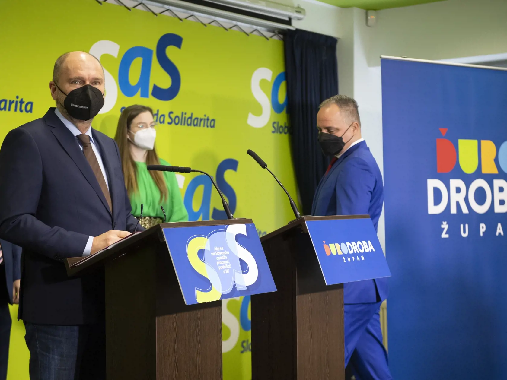 Na snímke vľavo predseda SaS a minister hospodárstva SR Richard Sulík a predseda Bratislavského samosprávneho kraja (BSK) Juraj Droba počas tlačovej konferencie o postupe v regionálnych voľbách 2022, v Bratislave 7. februára 2022. FOTO TASR - Pavel Neubauer 




      



