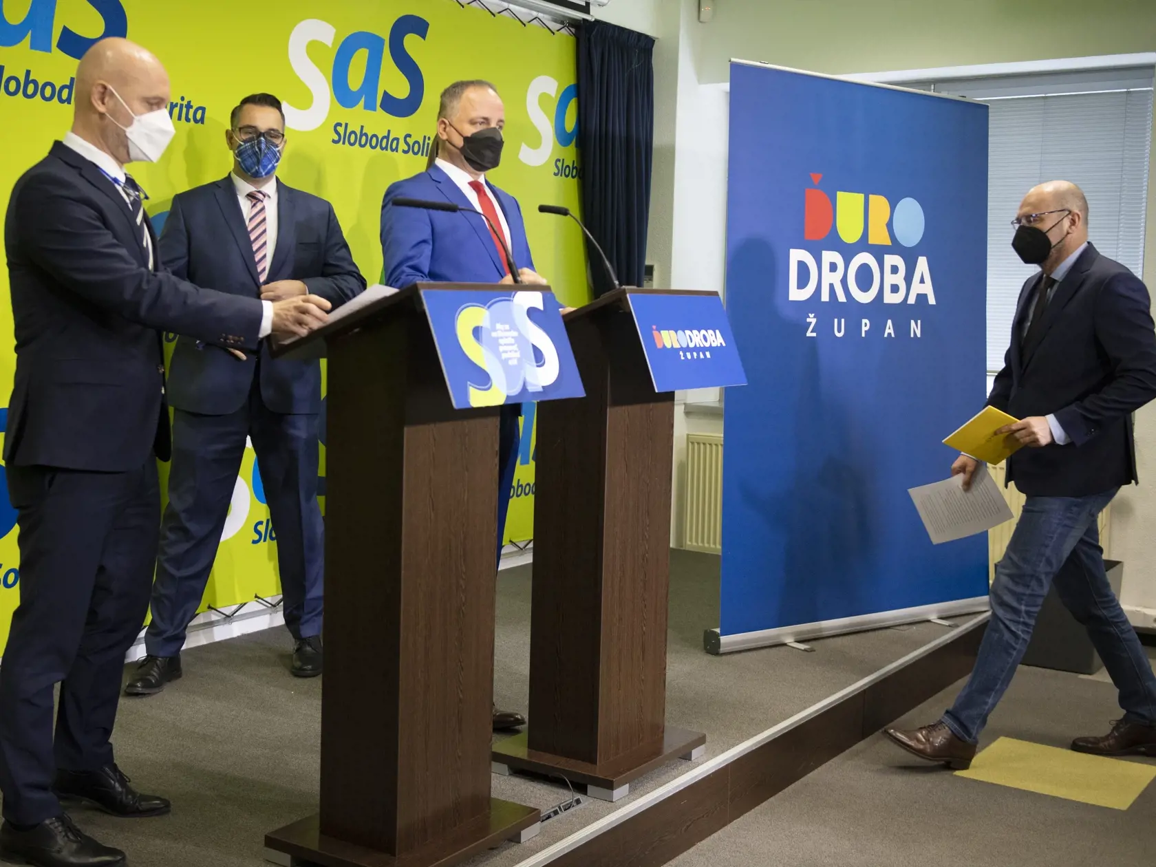 Na snímke zľava podpredseda SaS a minister školstva SR Branislav Gröhling, poslanec NRSR a poslanec za mestskú časť Petržalky Peter Cmorej,  predseda Bratislavského samosprávneho kraja (BSK) Juraj Droba a predseda SaS a minister hospodárstva SR Richard Sulík počas tlačovej konferencie o postupe v regionálnych voľbách 2022, v Bratislave 7. februára 2022. FOTO TASR - Pavel Neubauer 




      



