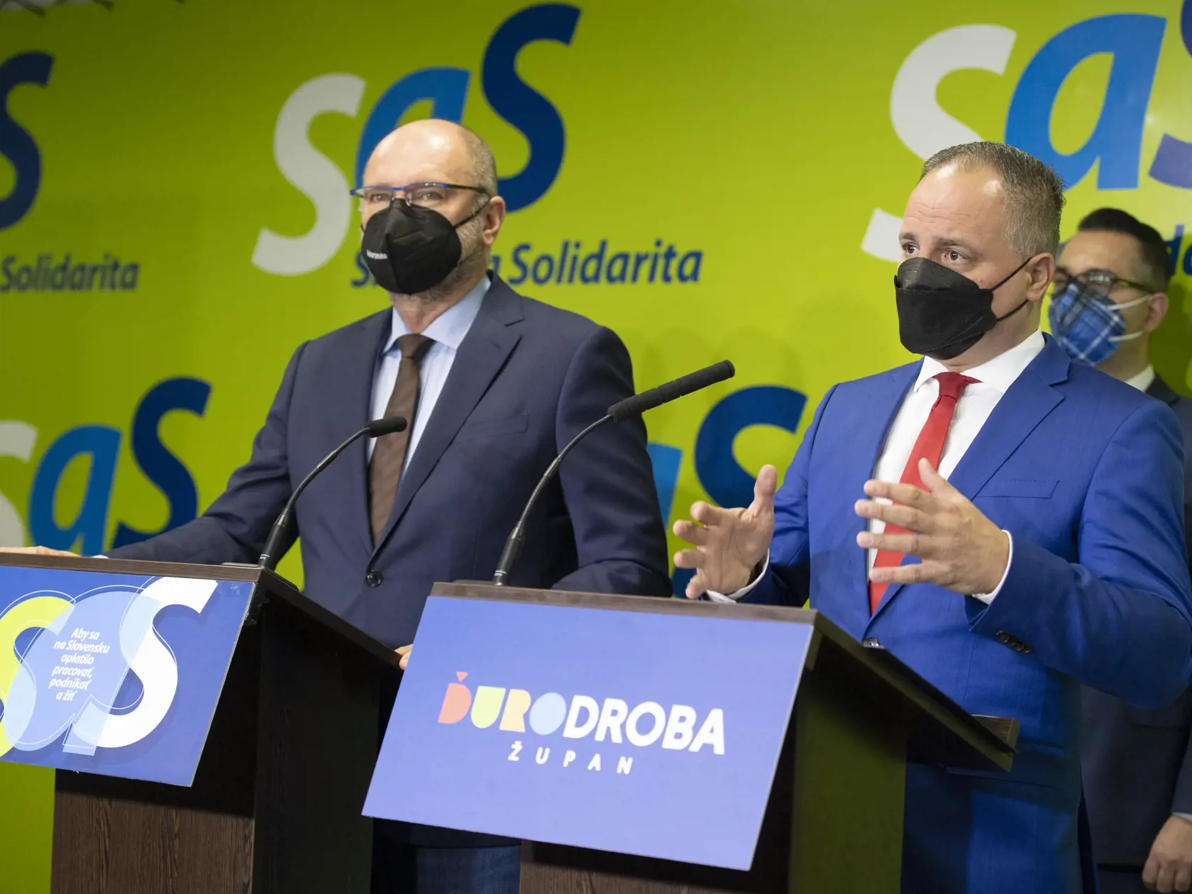 Na snímke vľavo predseda SaS a minister hospodárstva SR Richard Sulík a predseda Bratislavského samosprávneho kraja (BSK) Juraj Droba počas tlačovej konferencie o postupe v regionálnych voľbách 2022, v Bratislave 7. februára 2022. FOTO TASR - Pavel Neubauer 




      



