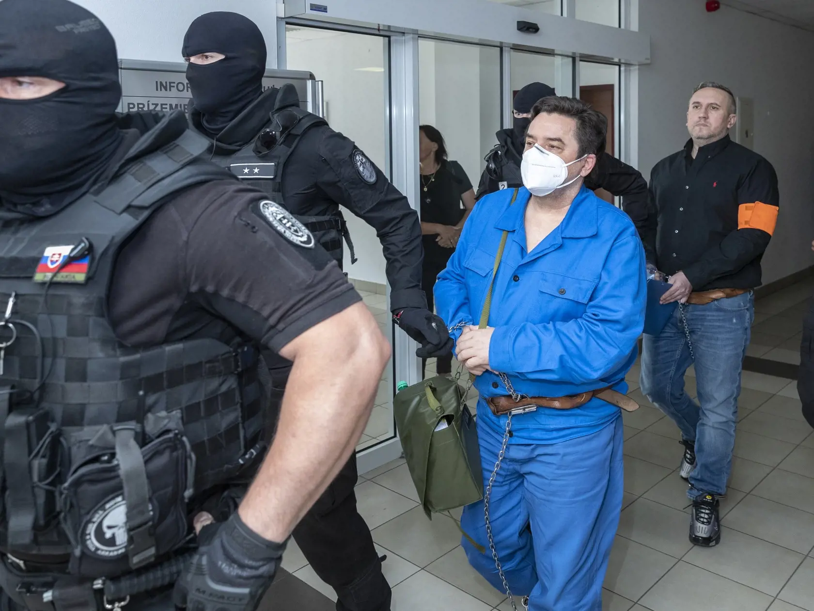 Mariana Kočnera napokon v kauze zmenky odsúdili a na pojednávania v kauze Kuciak už chodí v modrom väzenskom mundúre. Právoplatne odsúdený Marian Kočner dostal za falšovanie zmeniek 19 rokov nepodmienečne.