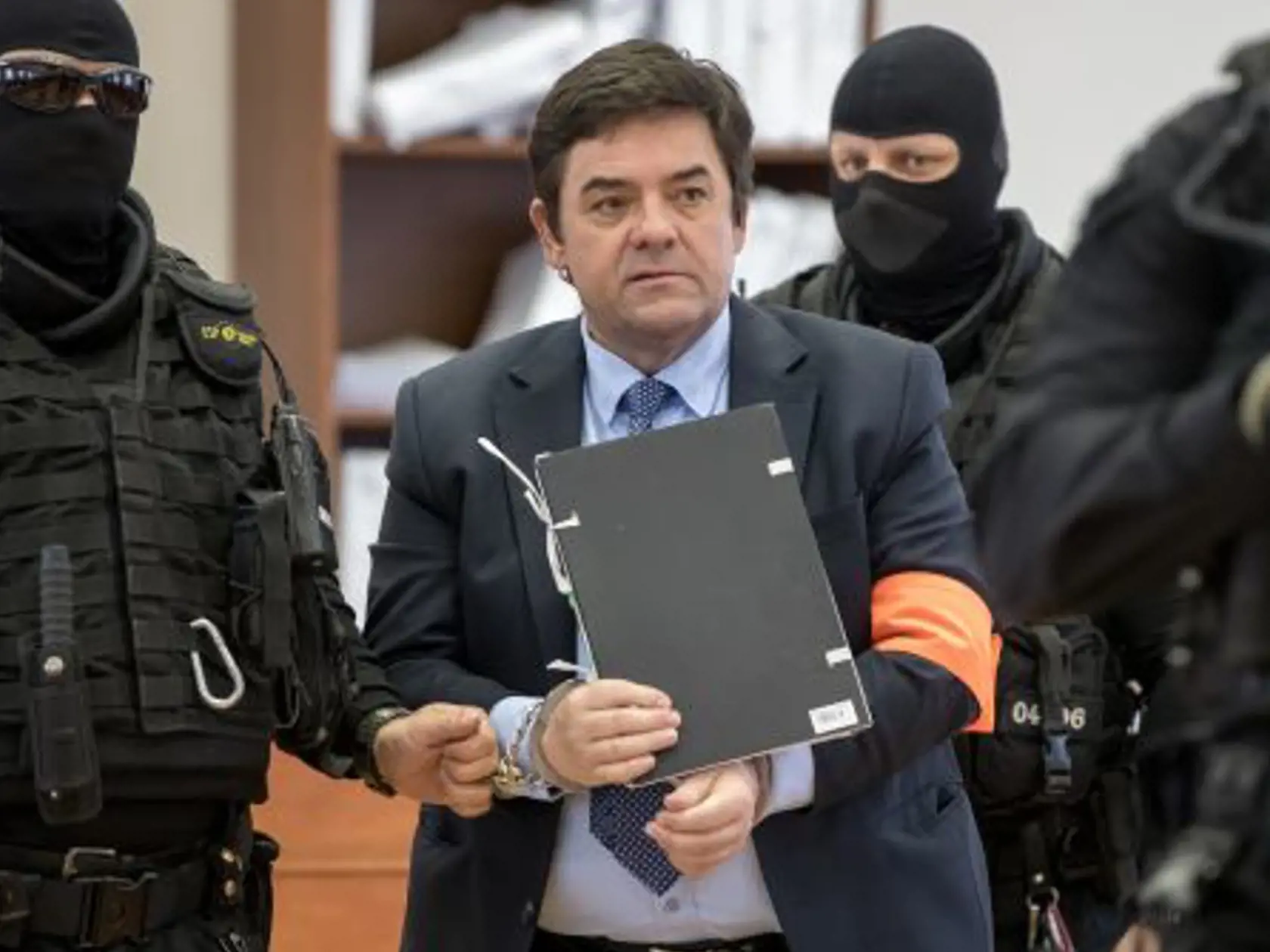 Marian Kočner sa na súdoch (v tomto prípade na pojednávaní v kauze objednávky vraždy Jána Kuciaka) správal sebavedomo, aj keď mu putá na rukách moc nevoňali.